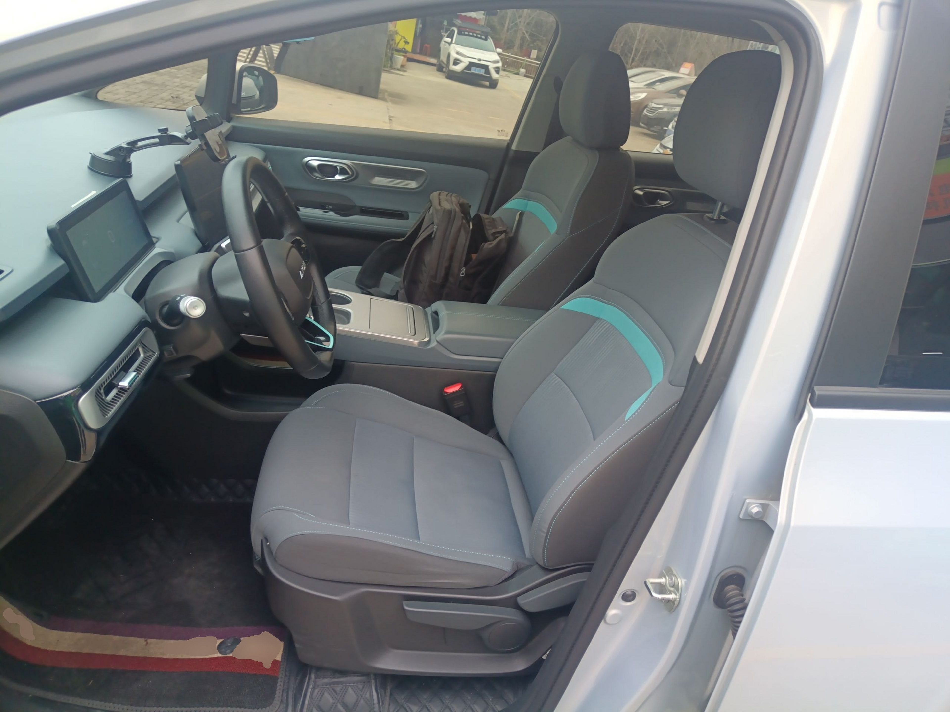 المقاعد الأمامية داخل السيارة