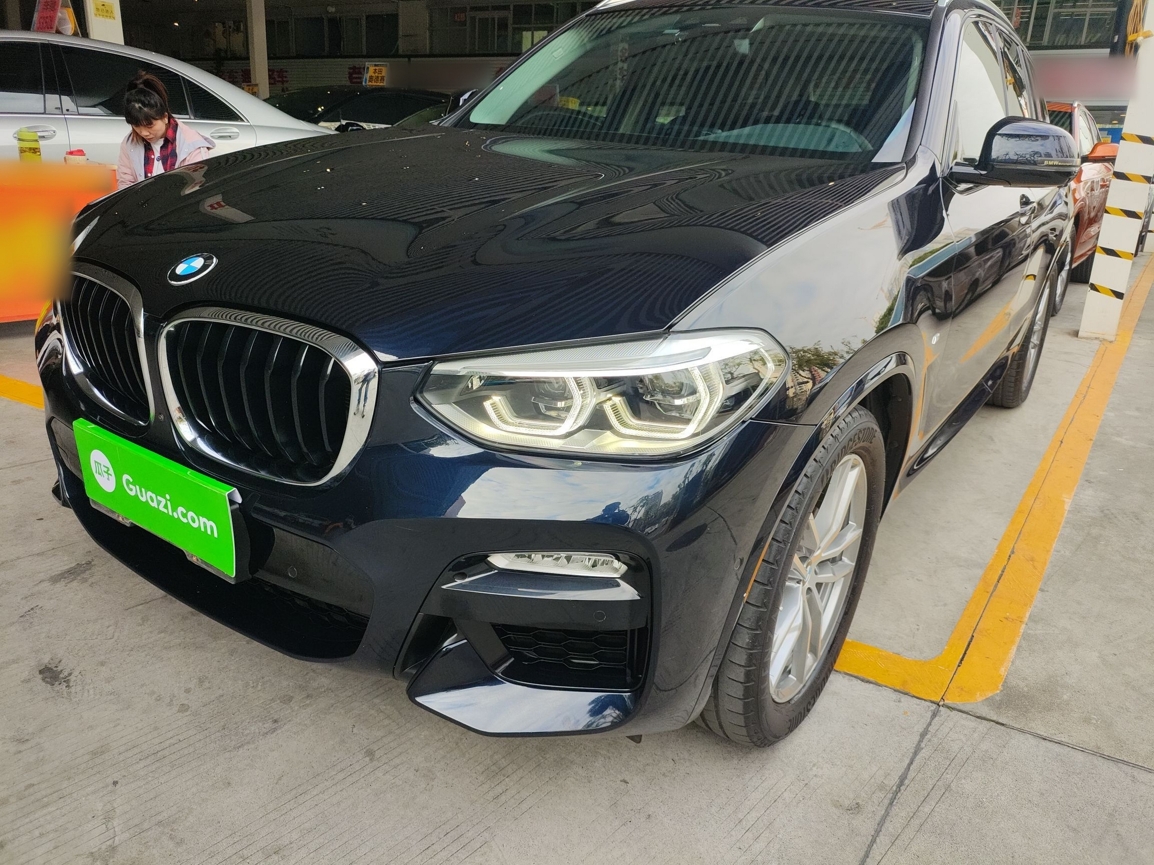 Под передней частью автомобиля