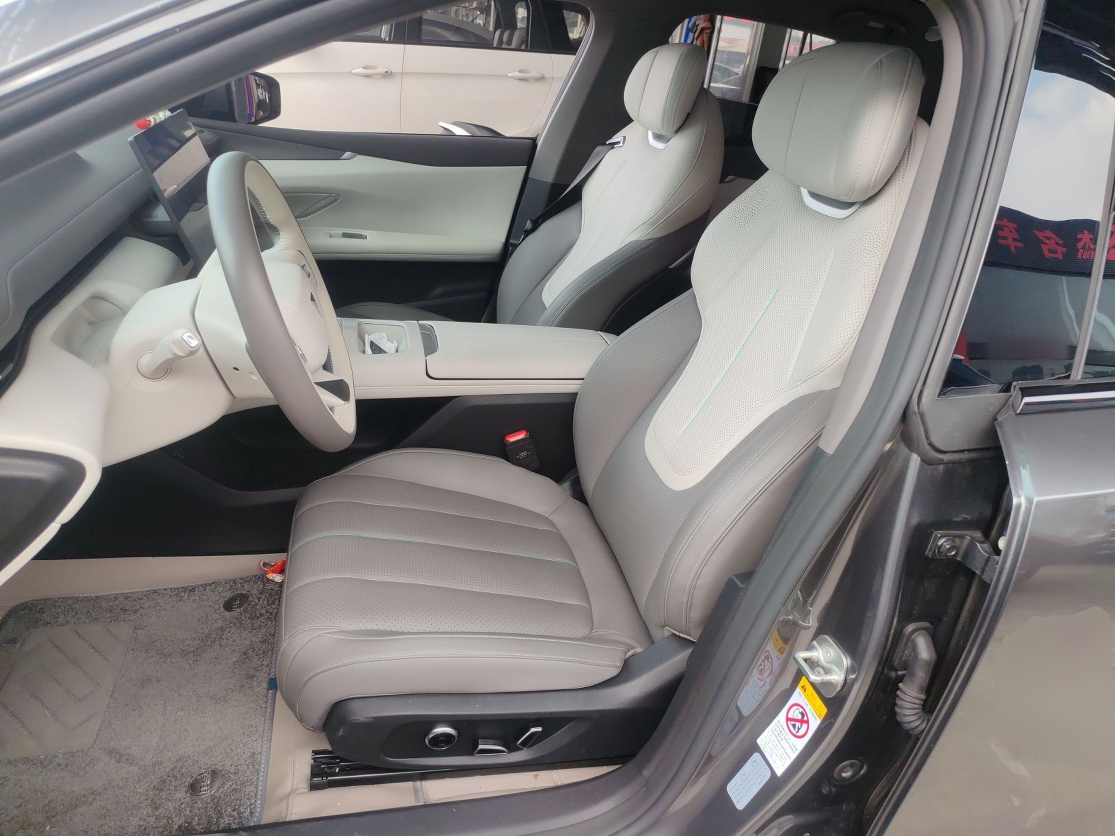 Переднее сиденье в автомобиле