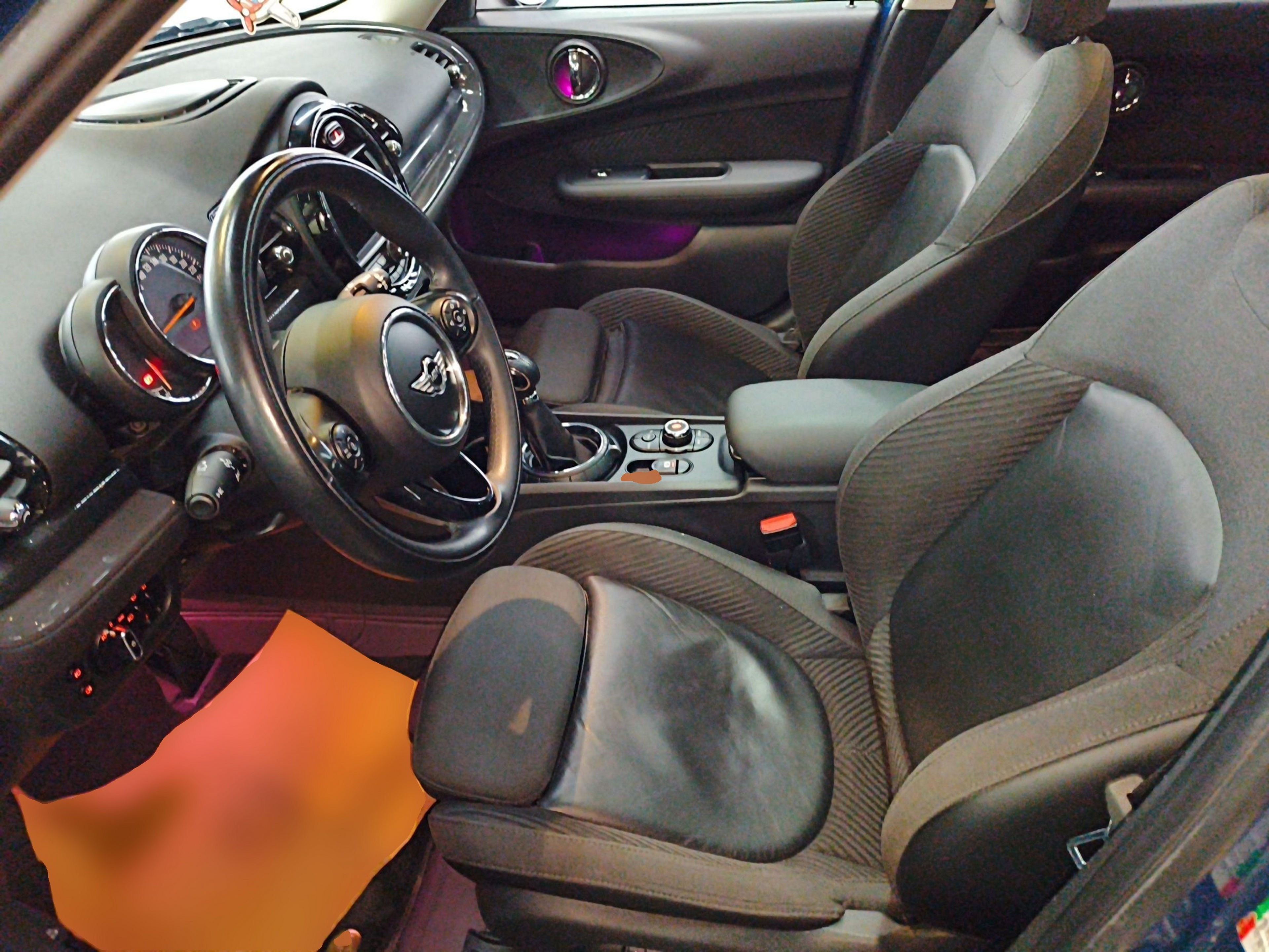 المقاعد الأمامية داخل السيارة