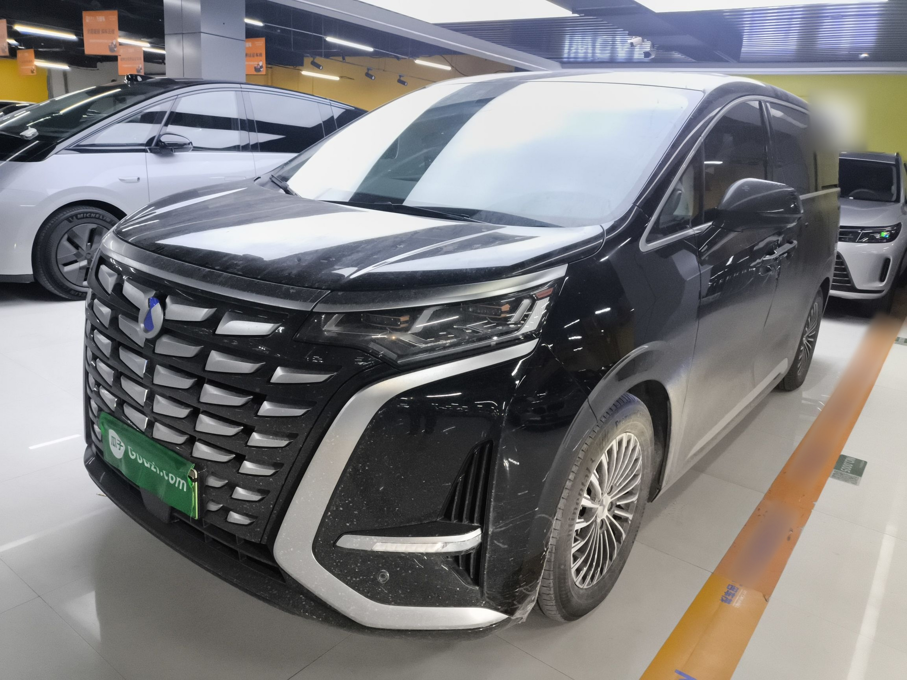 Под передней частью автомобиля