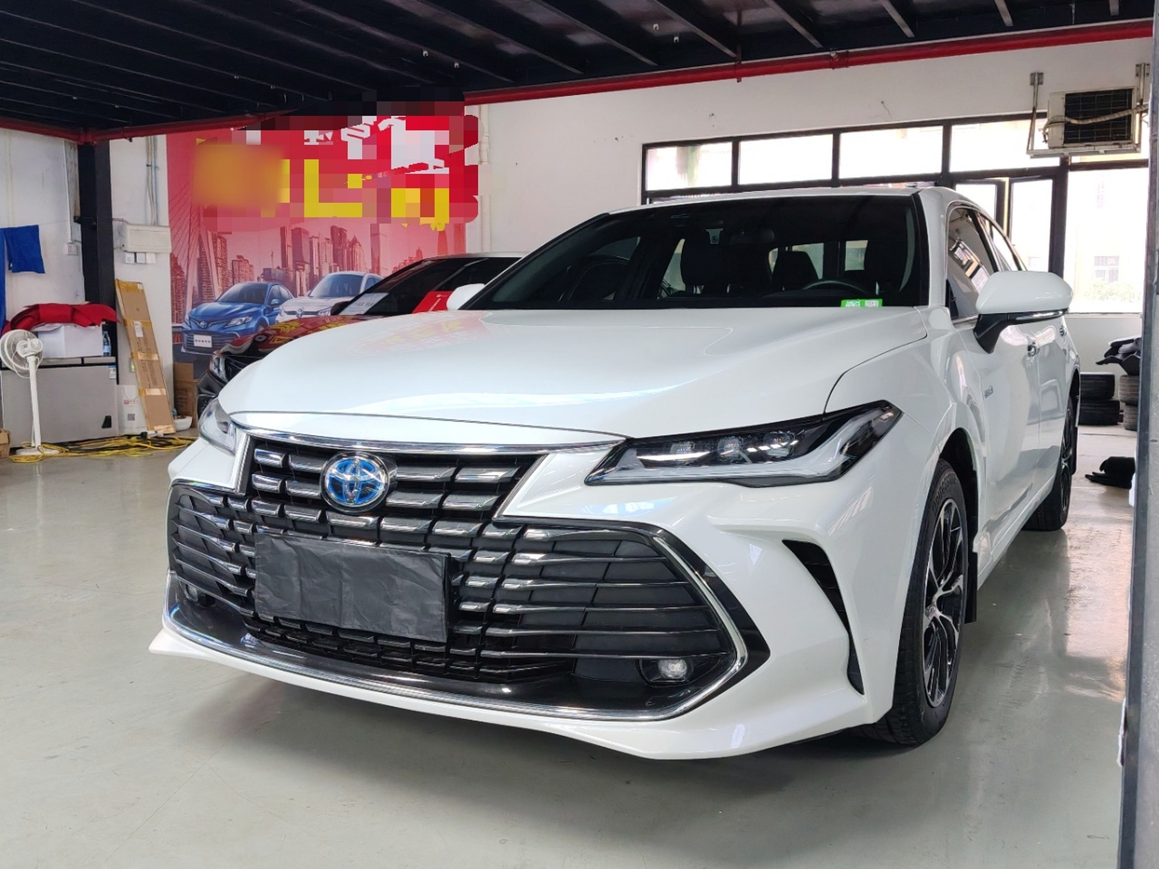 تحت مقدمة السيارة