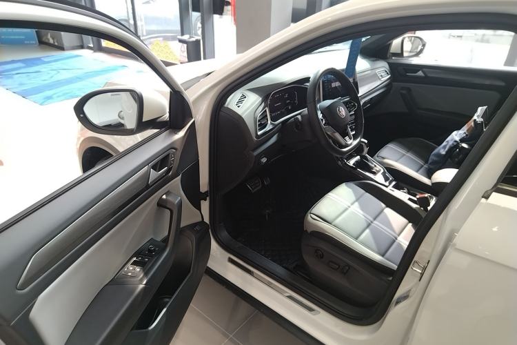 Used Volkswagen T-ROC 2023 300TSI DSG Two-Wheel-Drive Chen Guang Edition
