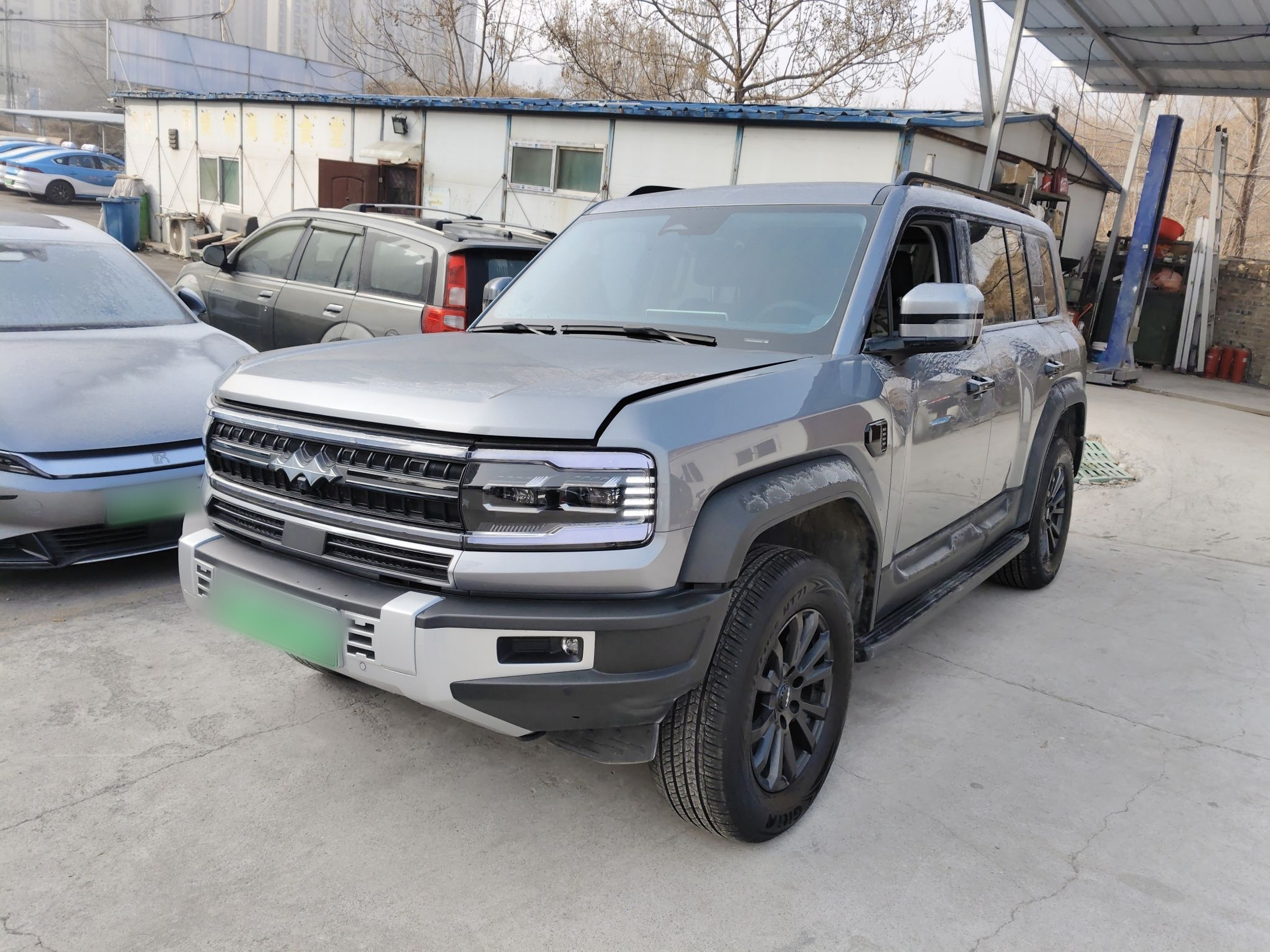 Под передней частью автомобиля