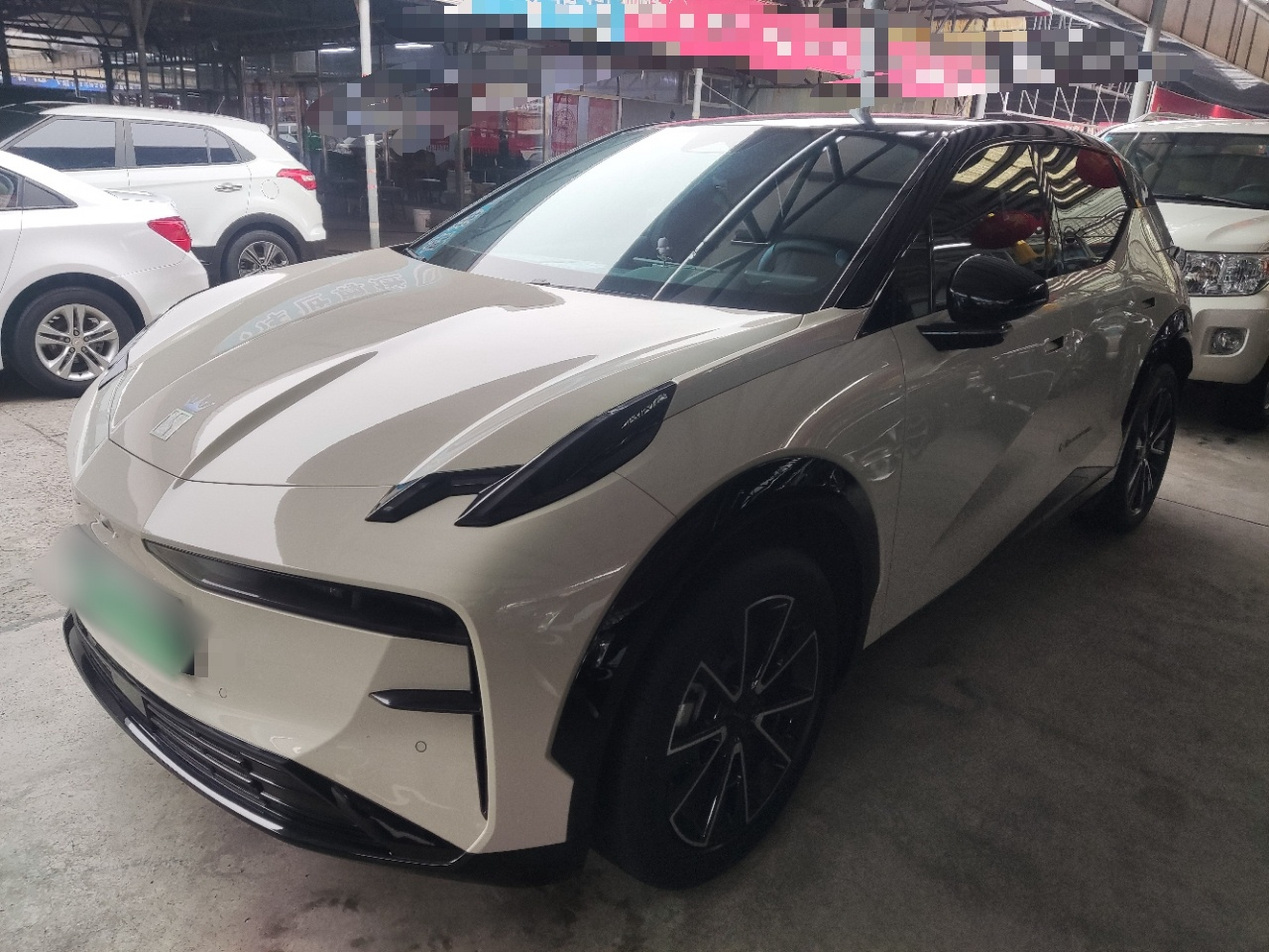 تحت مقدمة السيارة