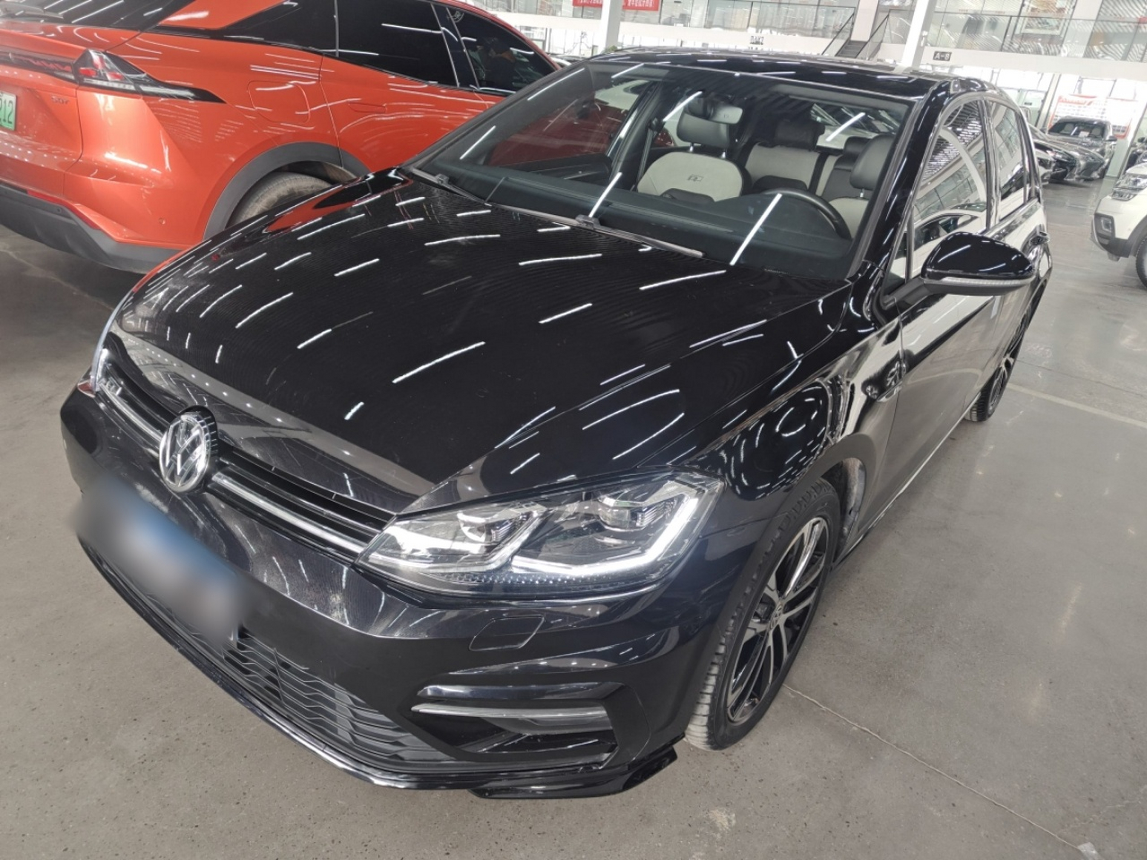 تحت مقدمة السيارة