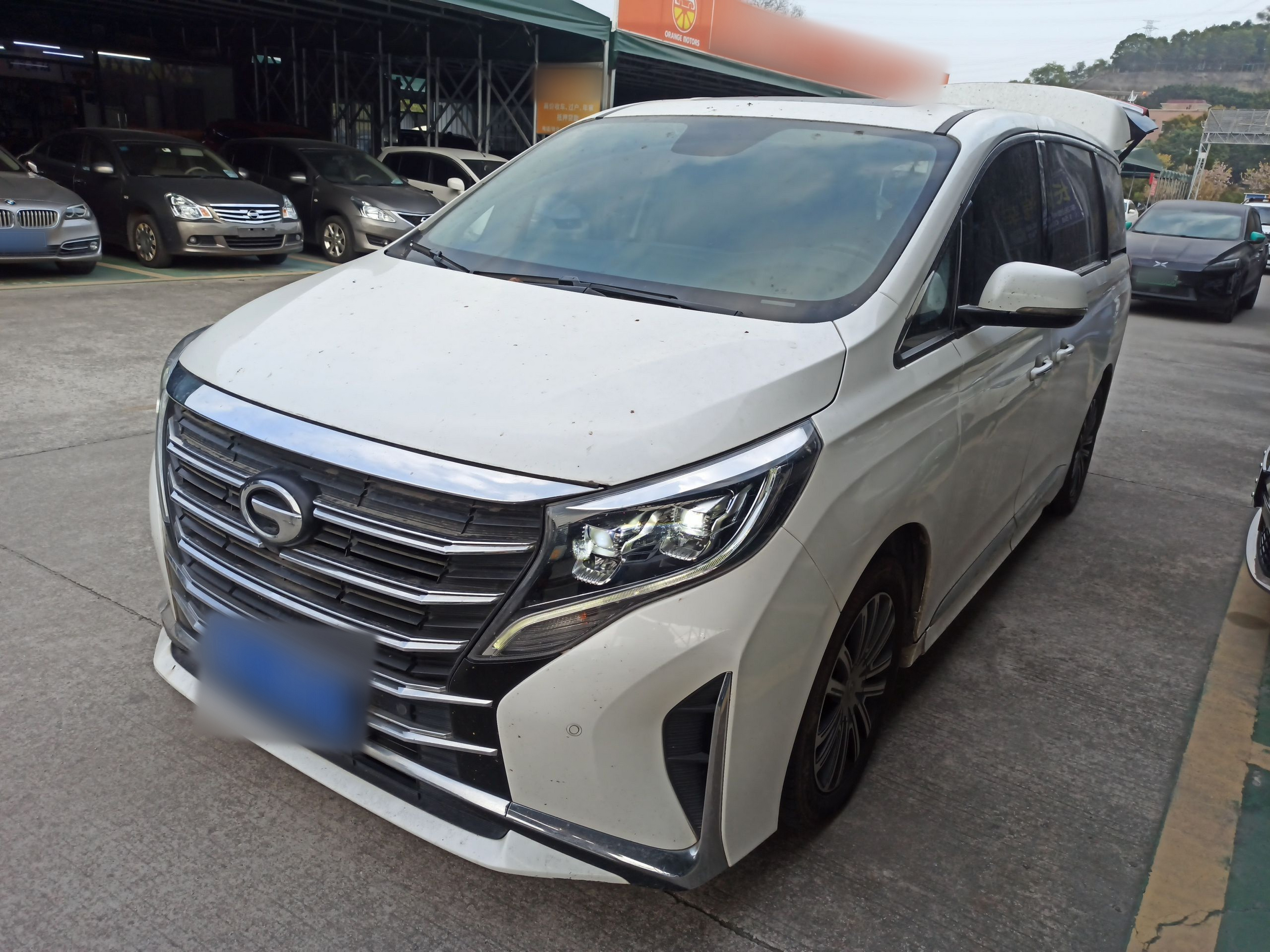 Под передней частью автомобиля