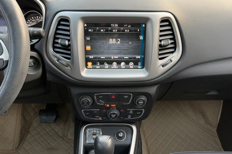 Used  Compass 2017 200T Automatic Family Edition
