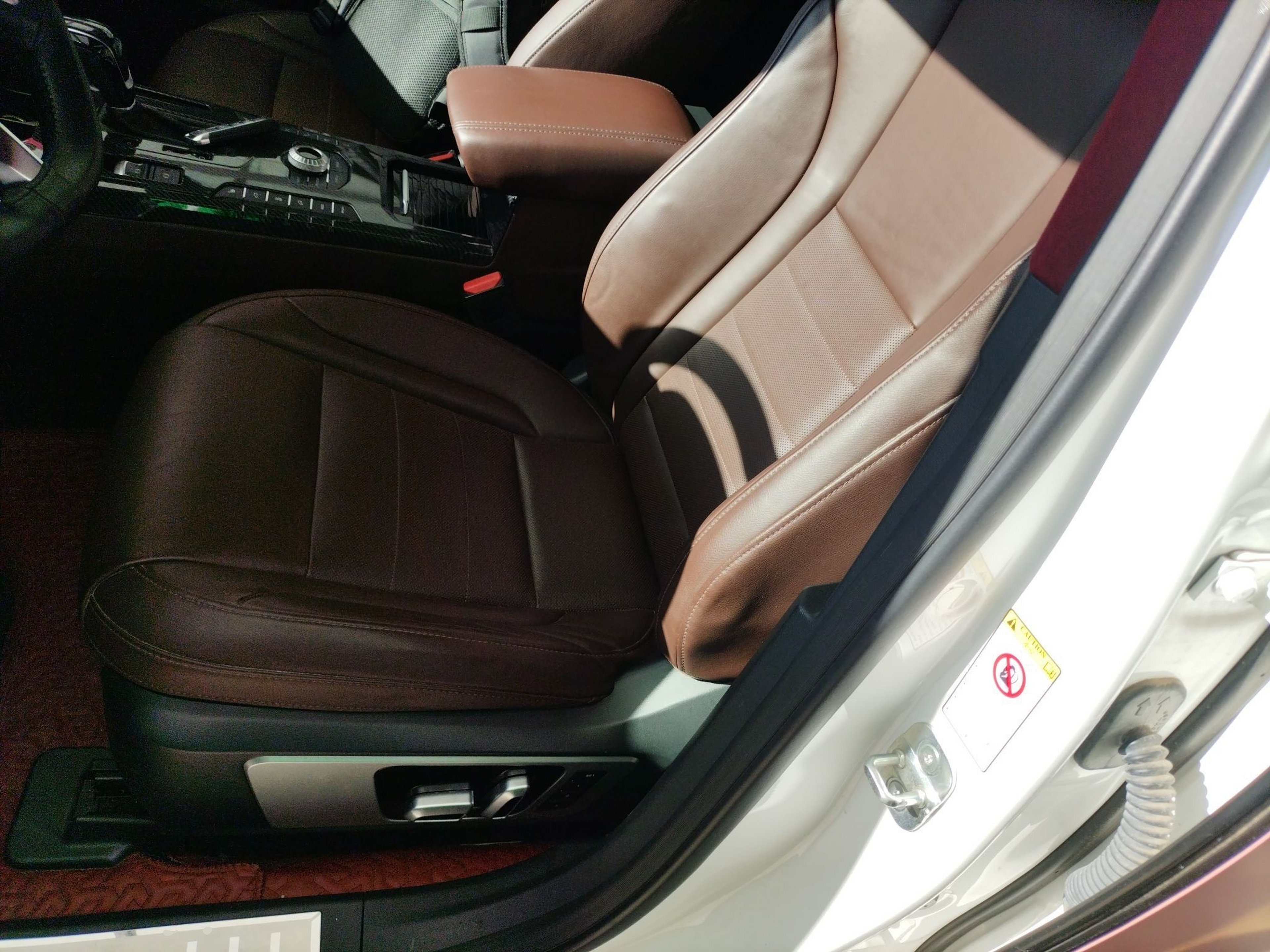 المقاعد الأمامية داخل السيارة