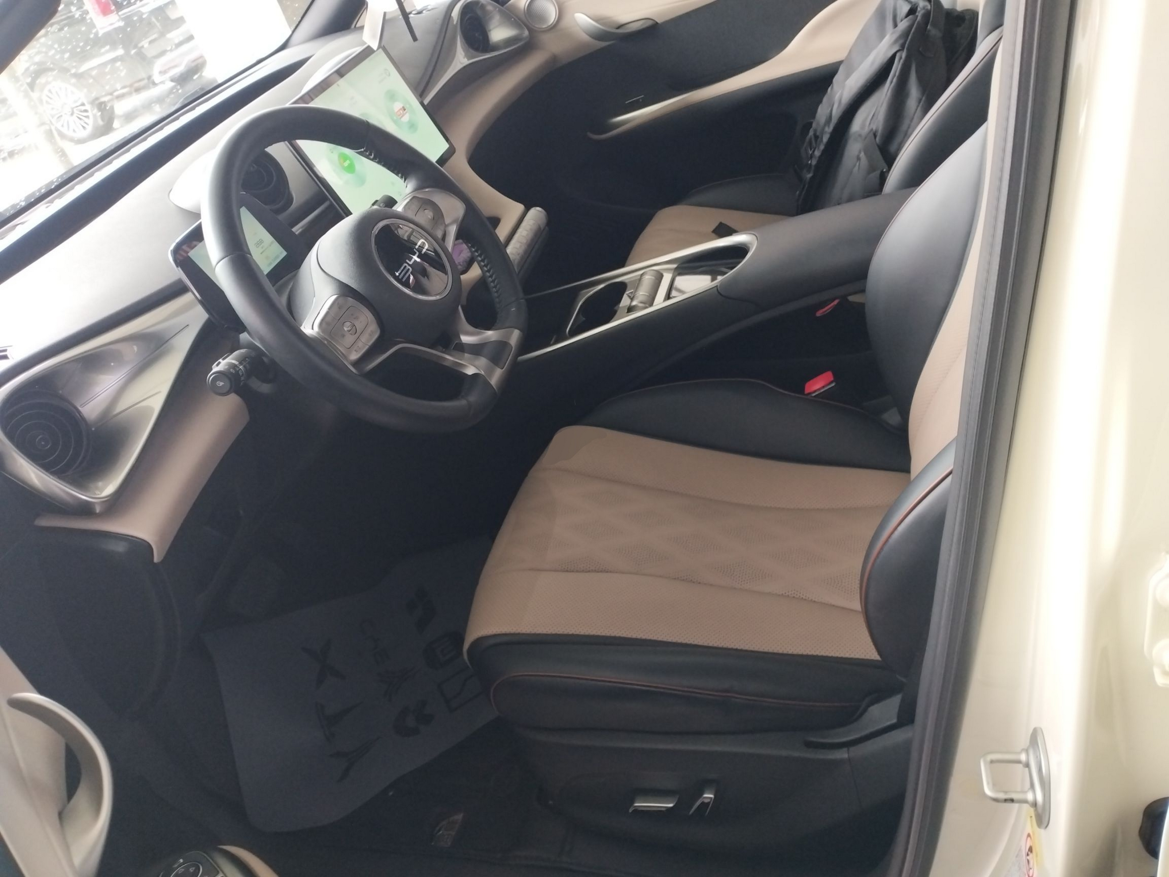 المقاعد الأمامية داخل السيارة