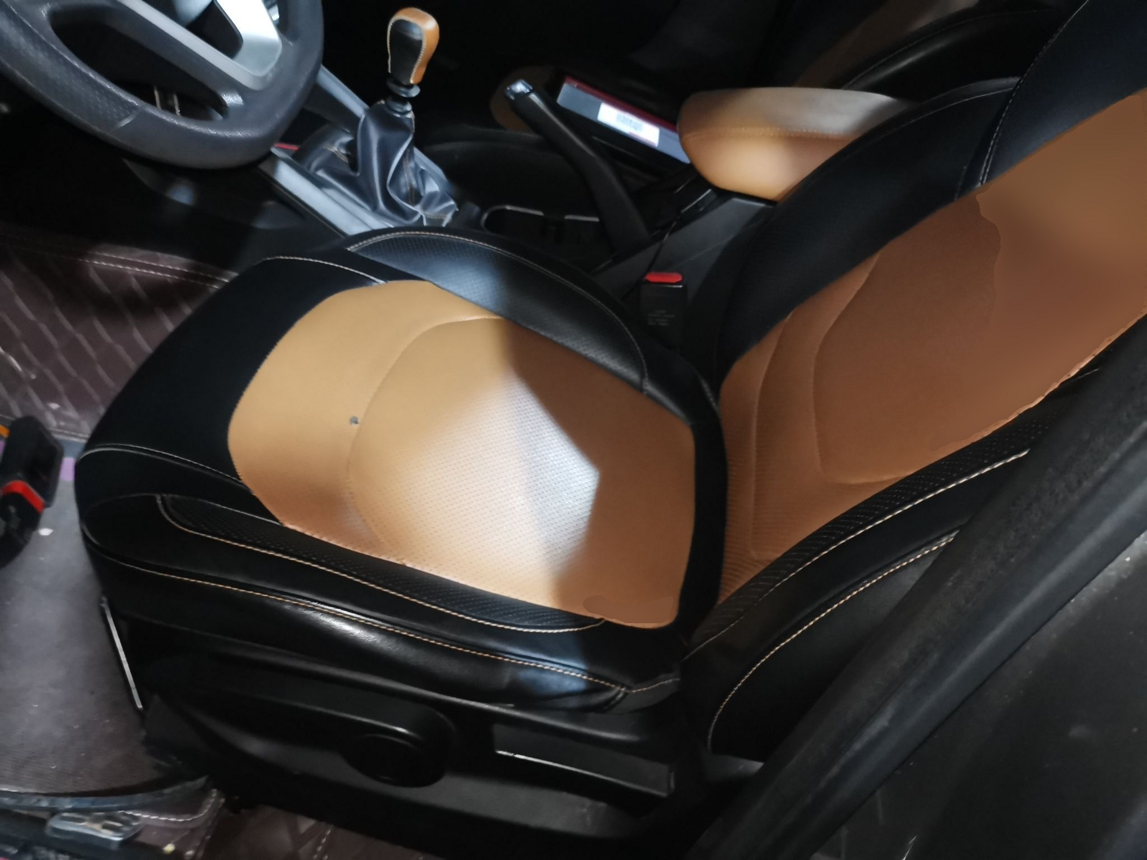 المقاعد الأمامية داخل السيارة