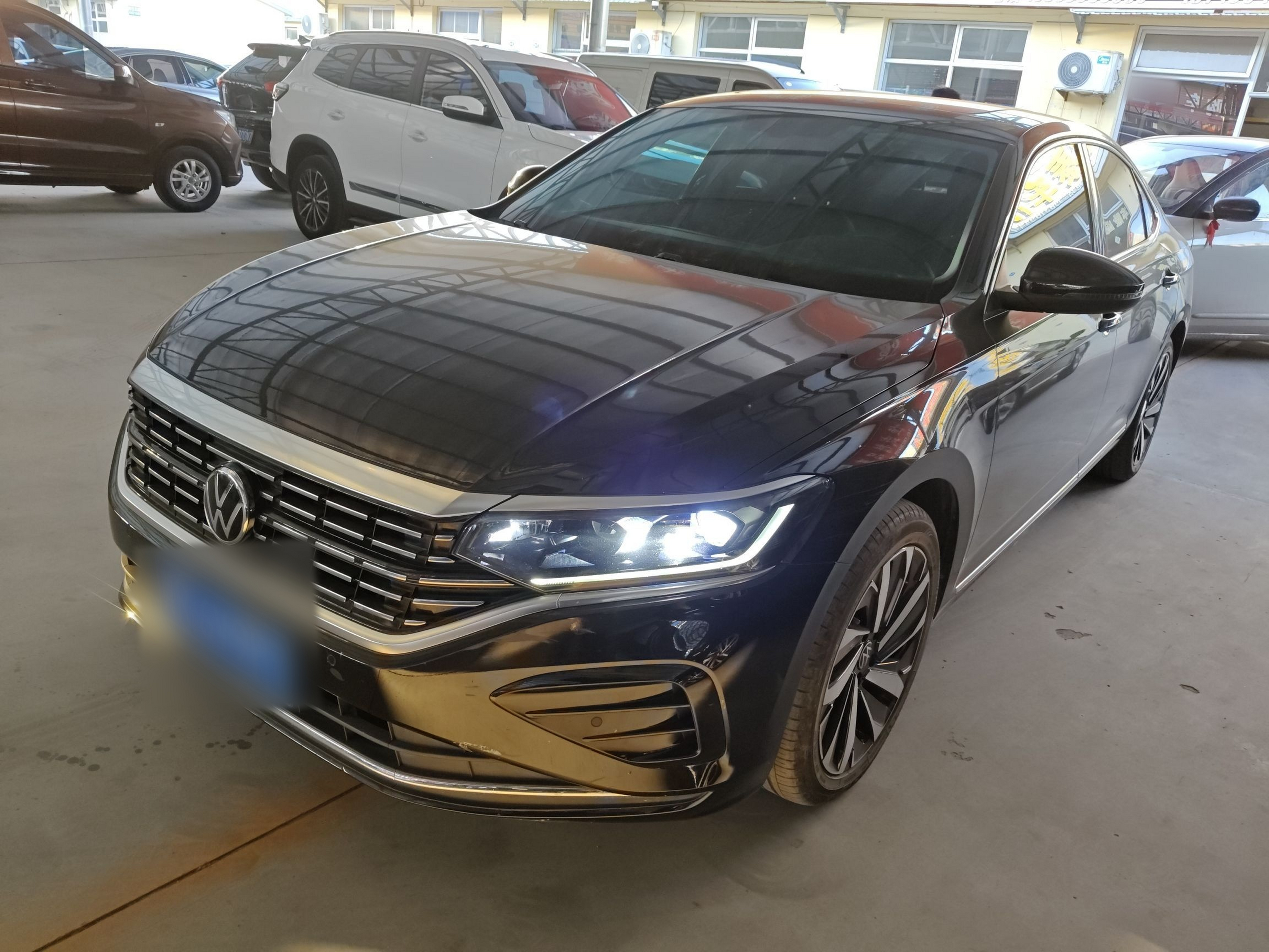 تحت مقدمة السيارة