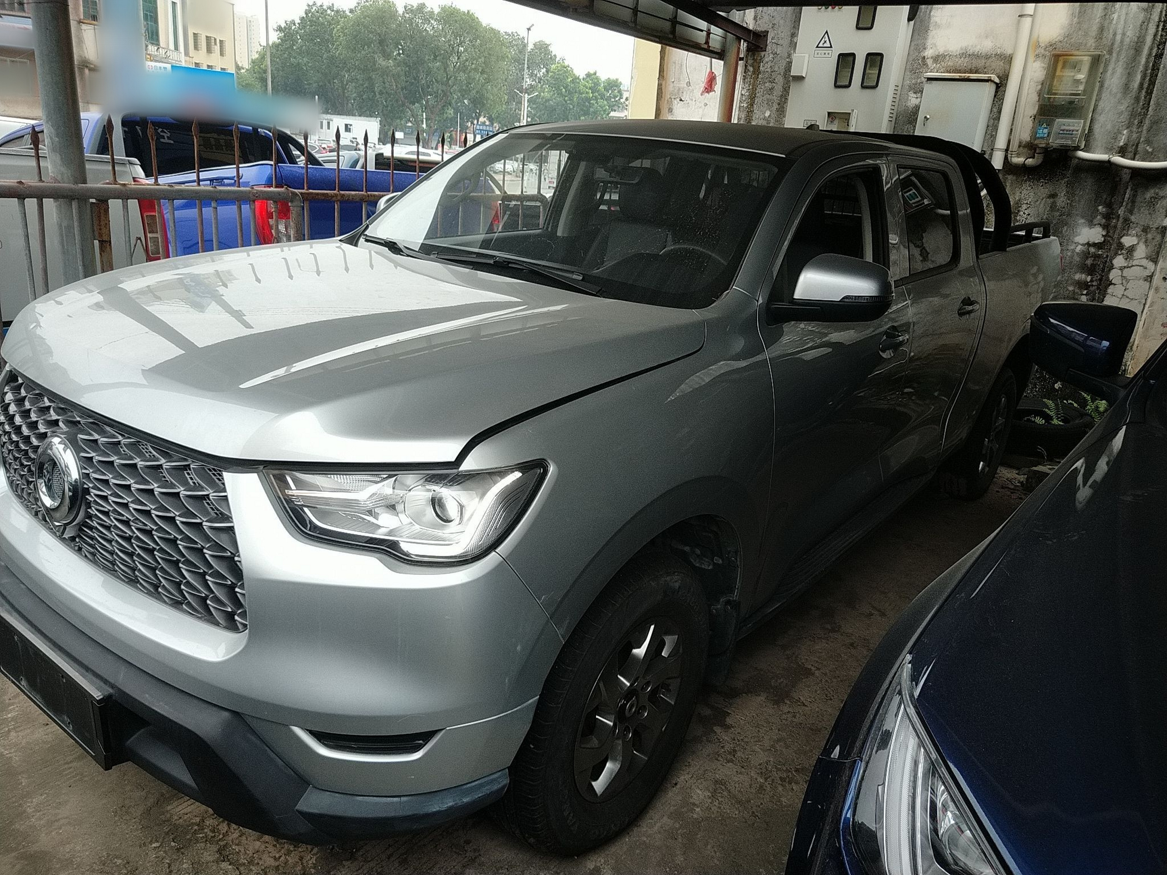 تحت مقدمة السيارة