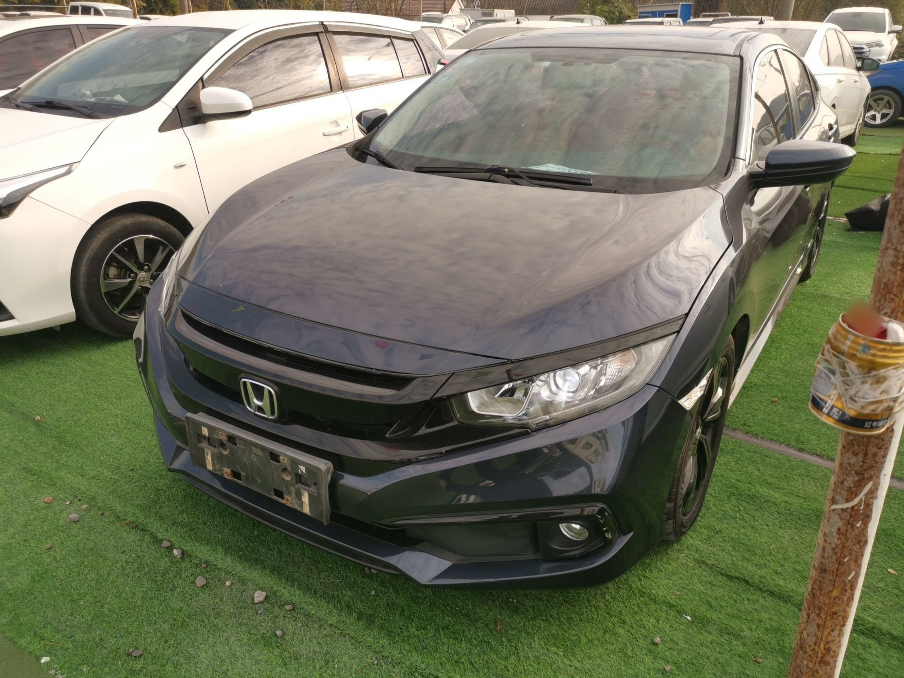 Под передней частью автомобиля