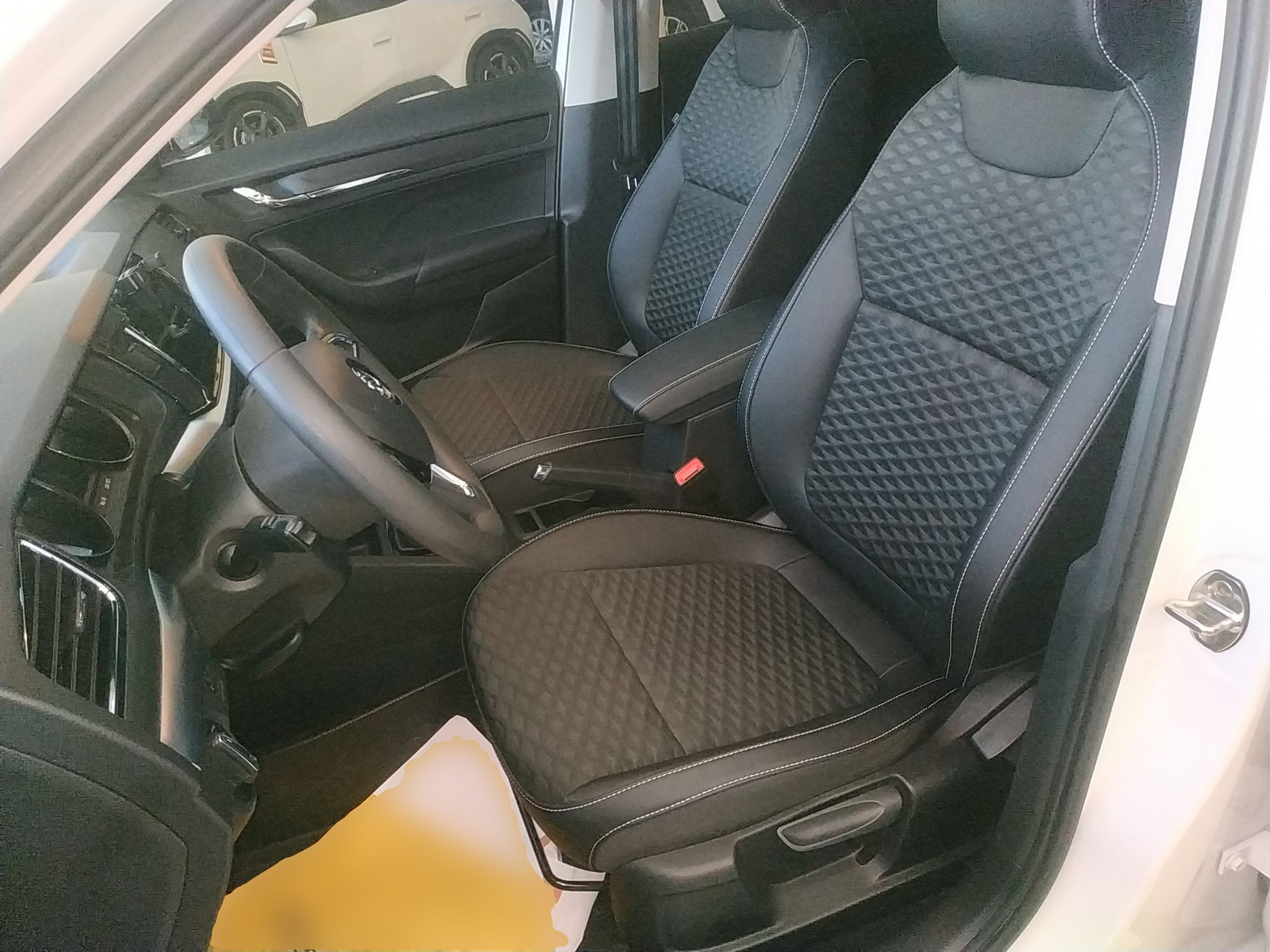 المقاعد الأمامية داخل السيارة