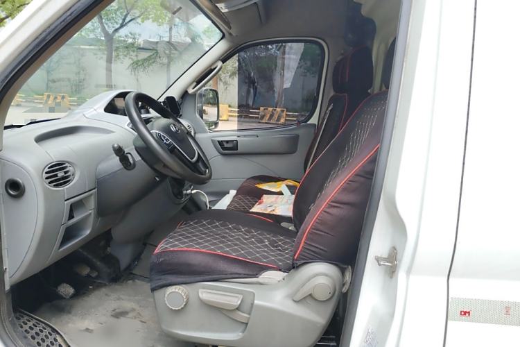 Used SAIC MAXUS Xintu V80 2023 2.0T Manual Classic City Delivery King Long Wheelbase Mid-Roof 3-Seater
