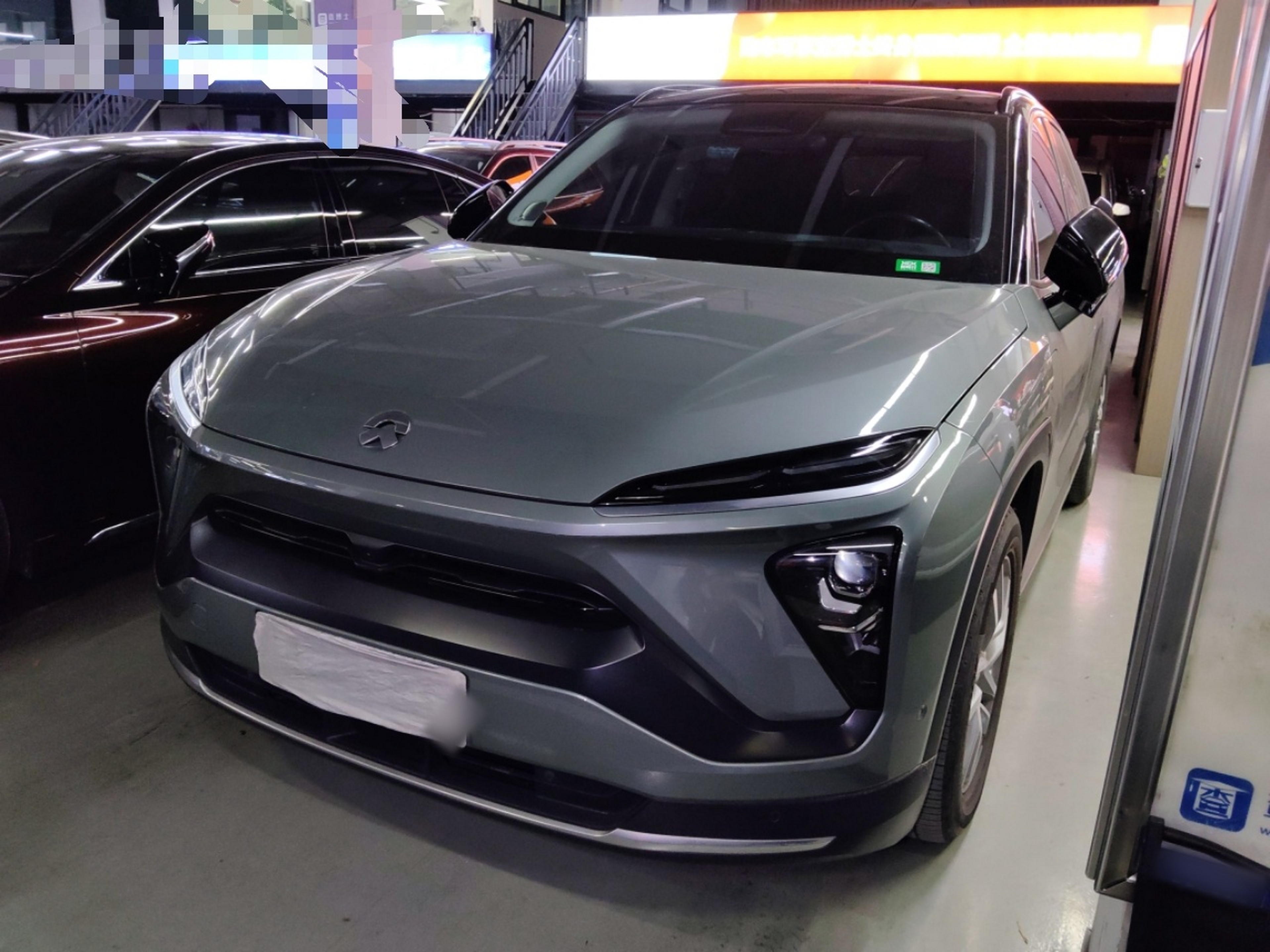 Под передней частью автомобиля