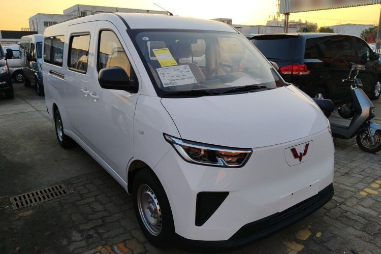 Used Wuling Yangguang 2024 300KM Comfort Version Passenger Van 75kW
