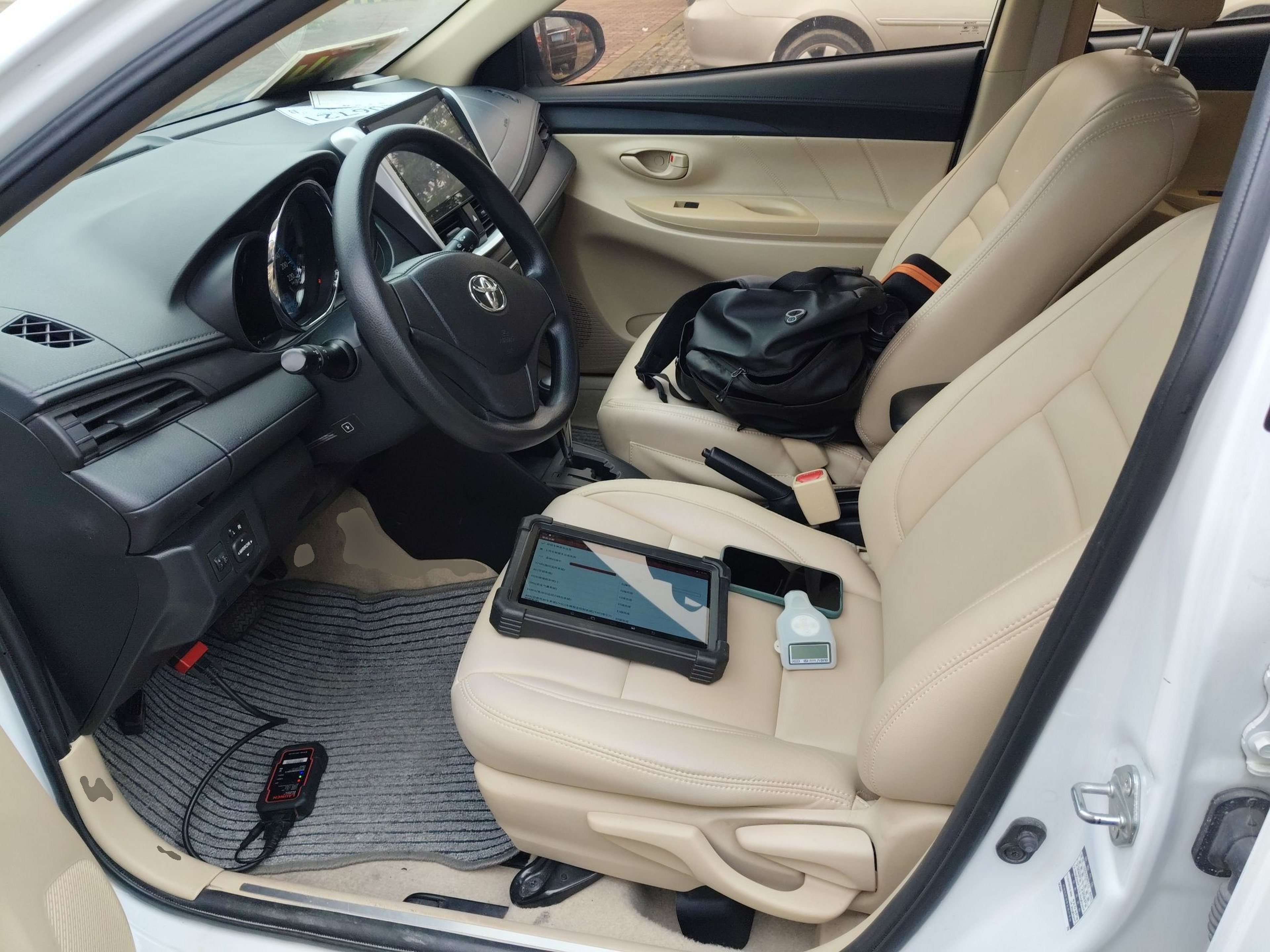 المقاعد الأمامية داخل السيارة