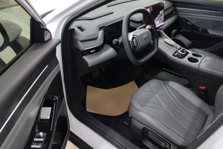 Used  L6 2025 EM-i 60km Launch Edition
