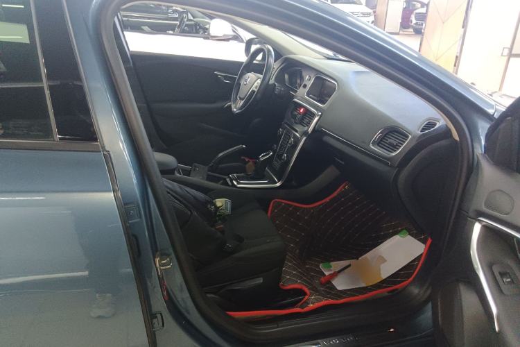 Used Volvo V40 2014 2.0T Zhiyi Version
