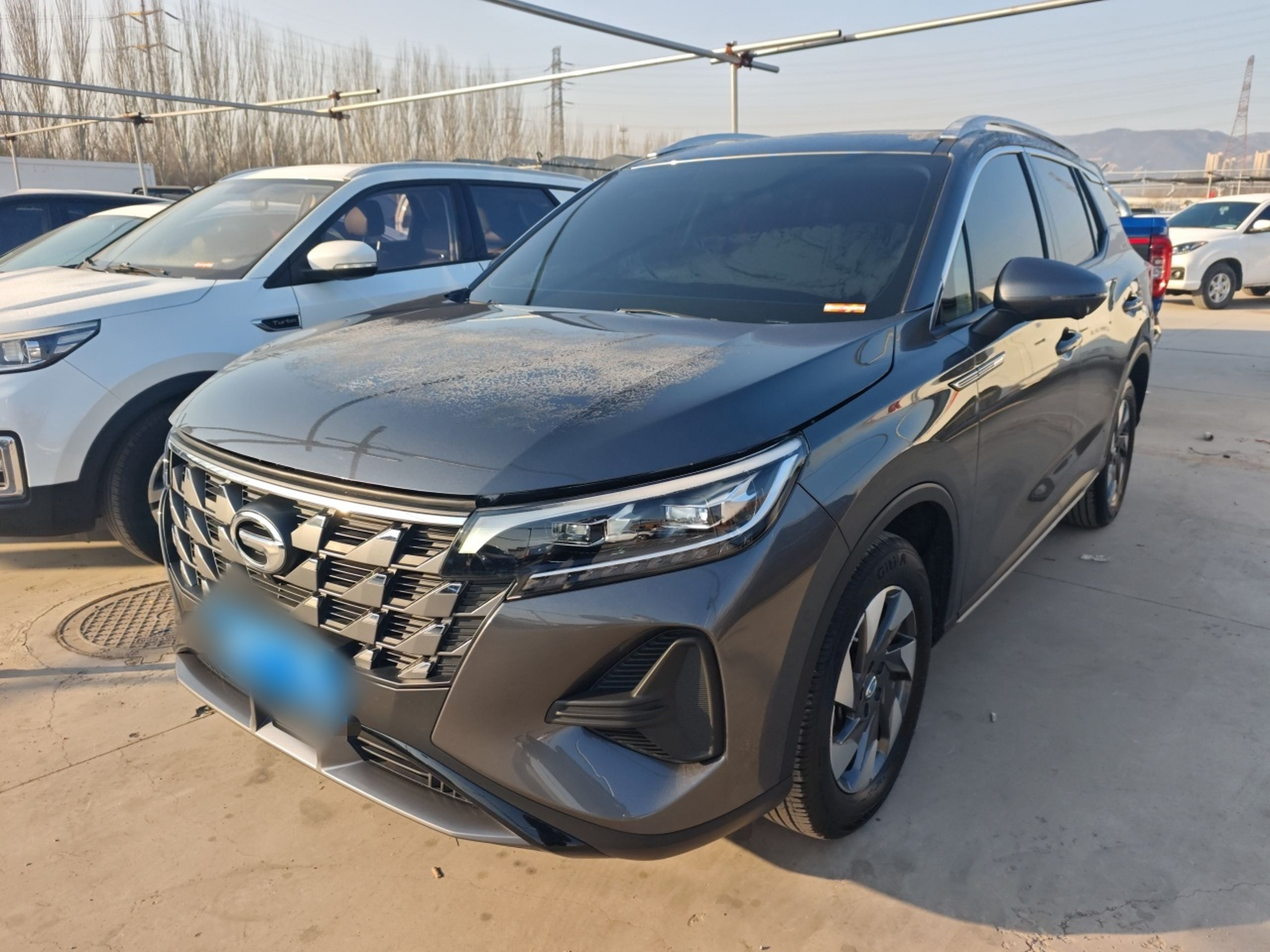 تحت مقدمة السيارة