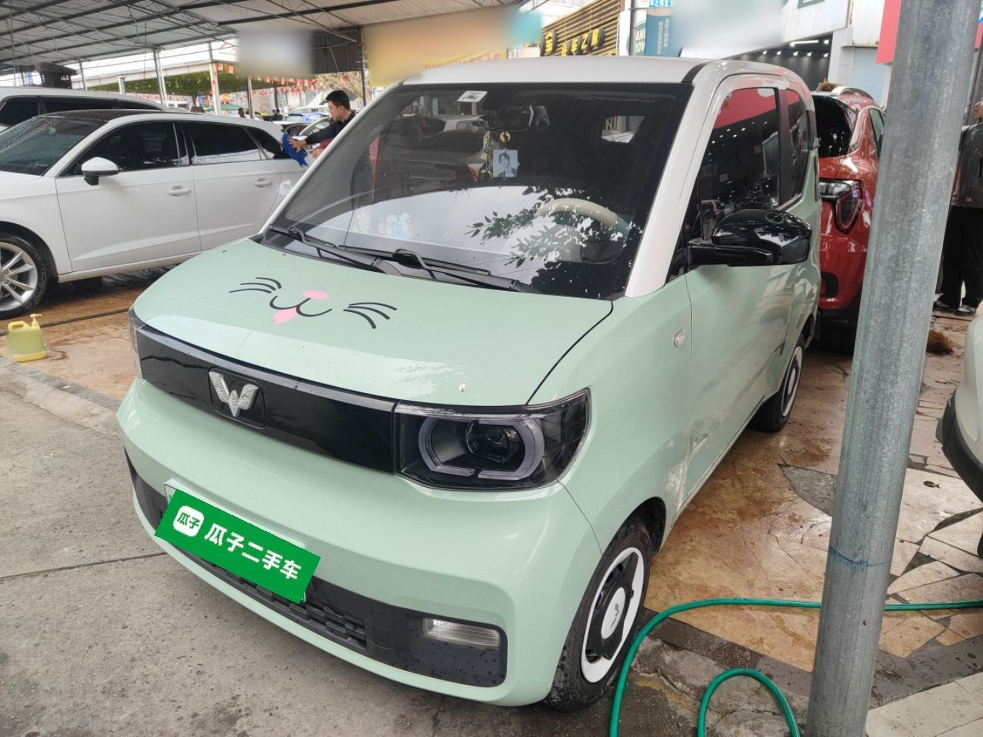 تحت مقدمة السيارة