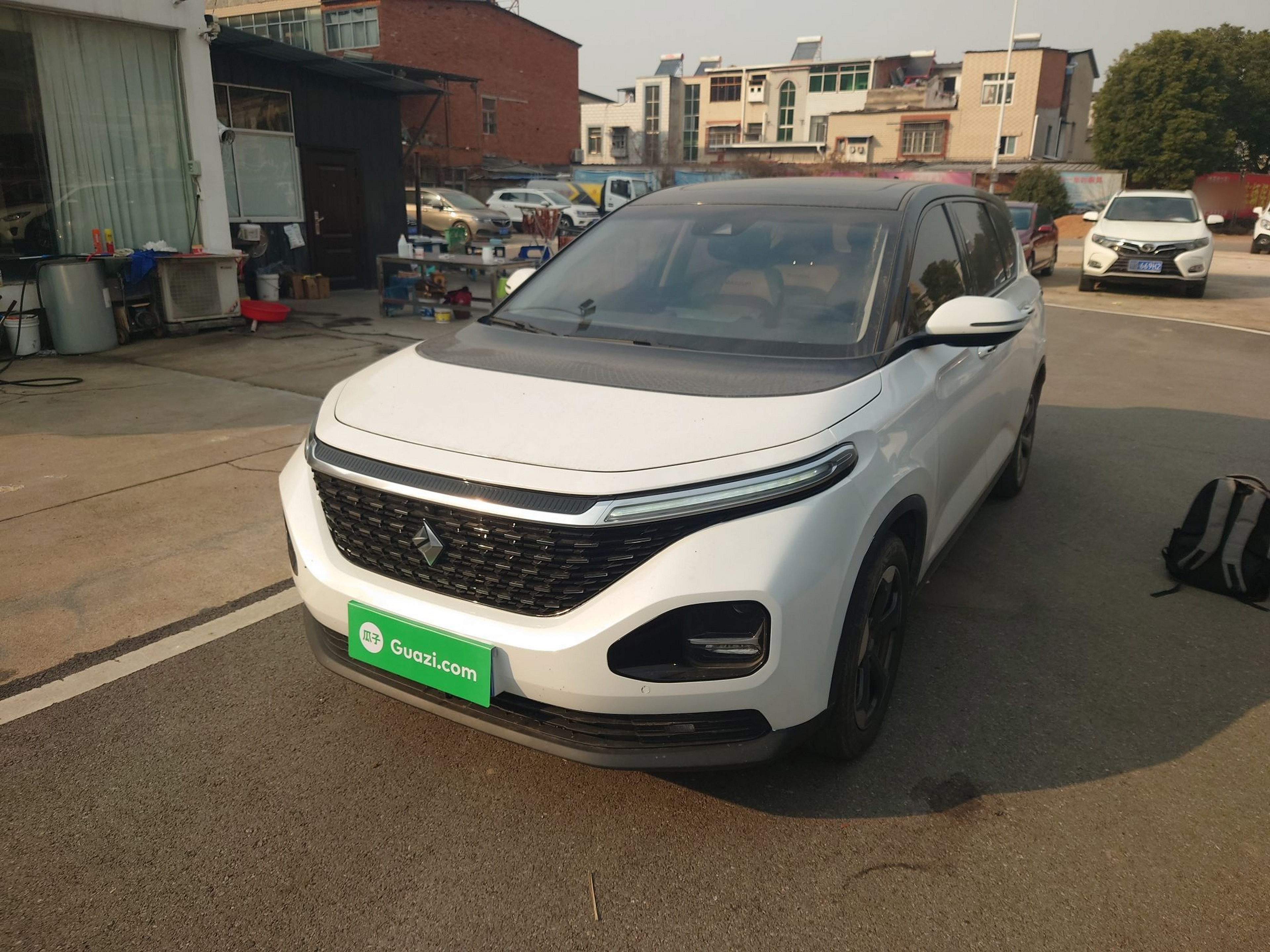 تحت مقدمة السيارة