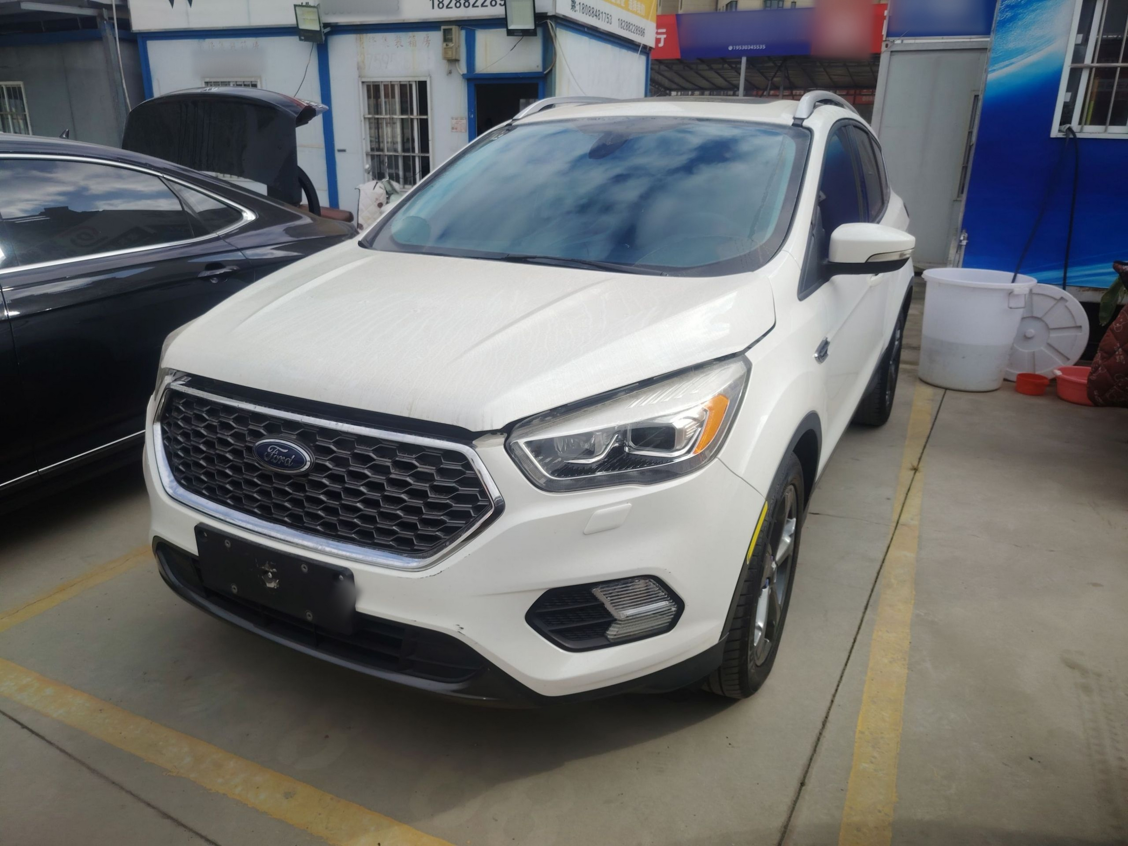 تحت مقدمة السيارة