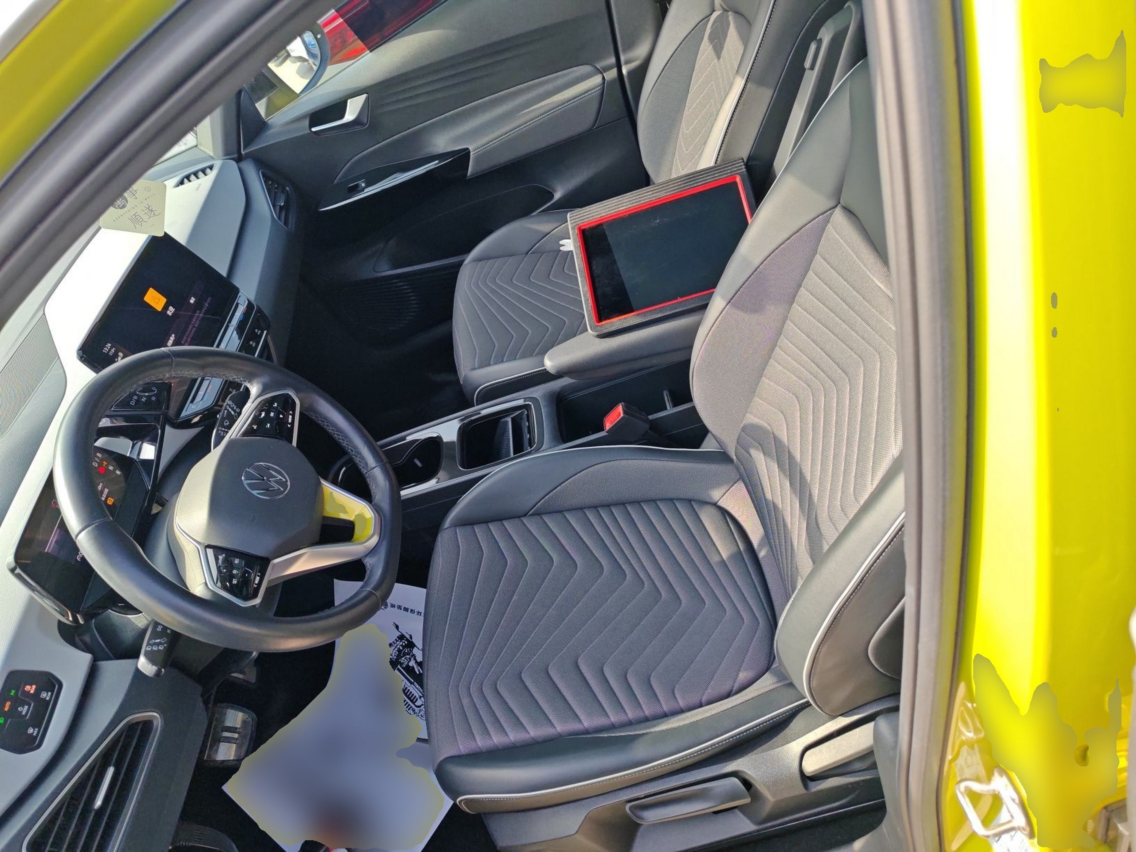 المقاعد الأمامية داخل السيارة