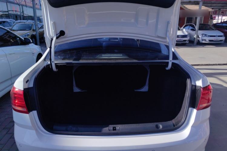 Used Volkswagen Lavida 2015 1.6L Automatic Comfort Edition
