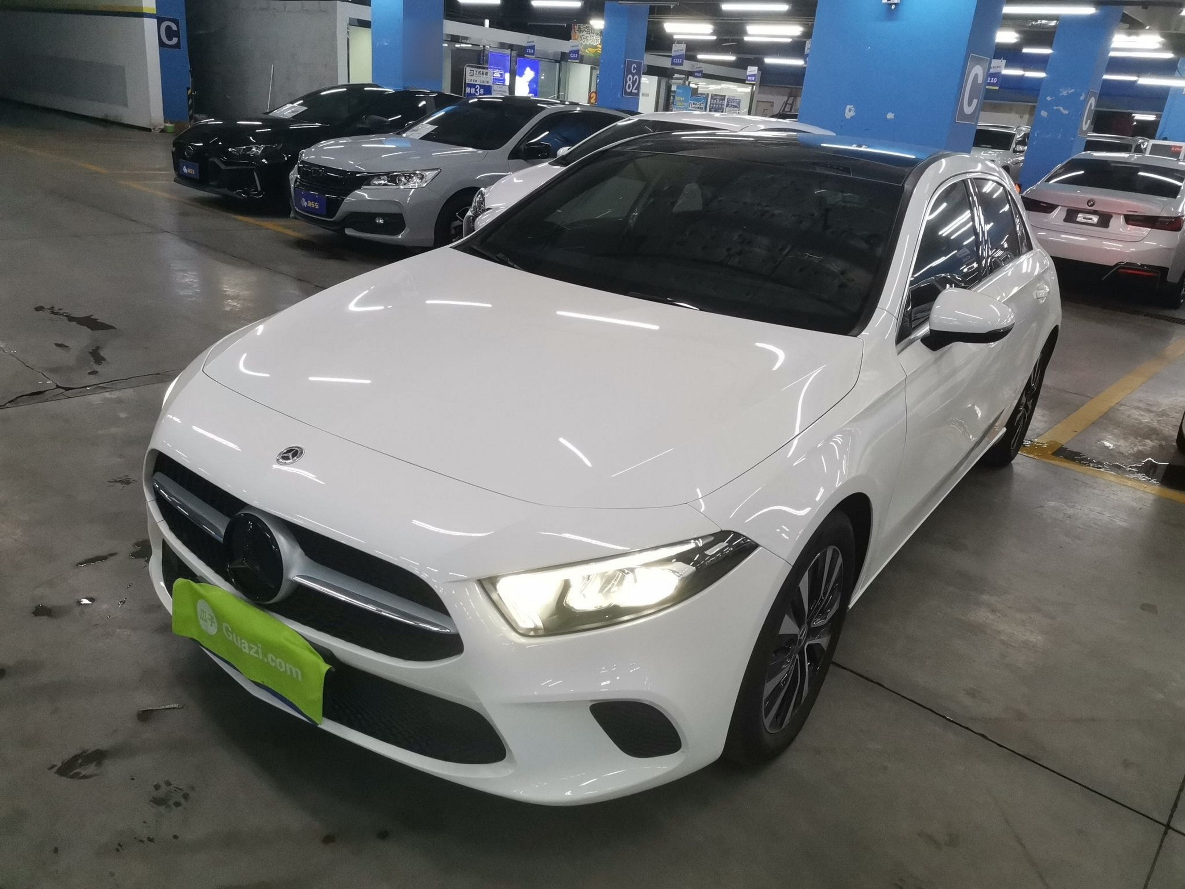 تحت مقدمة السيارة