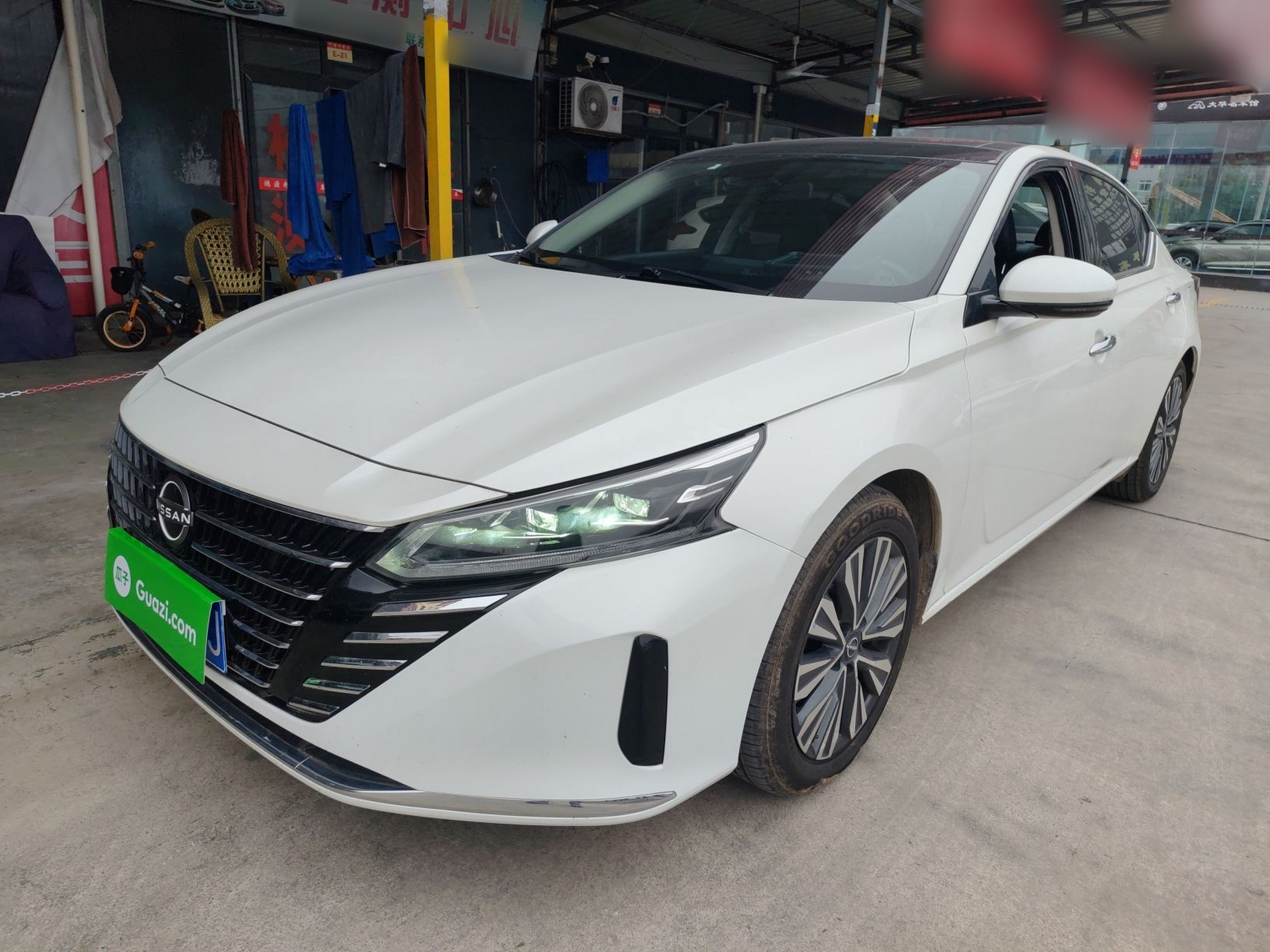 تحت مقدمة السيارة