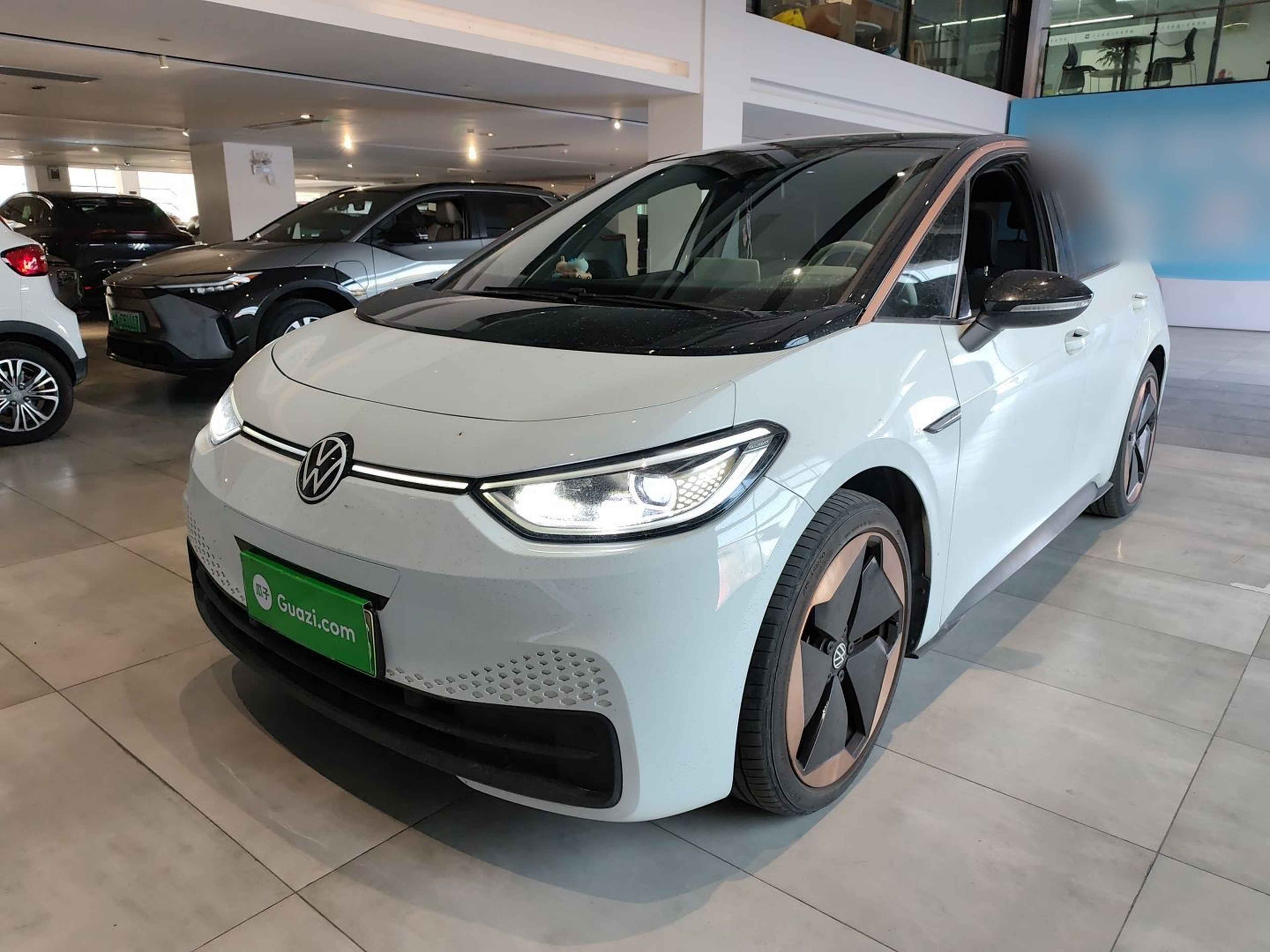 Под передней частью автомобиля