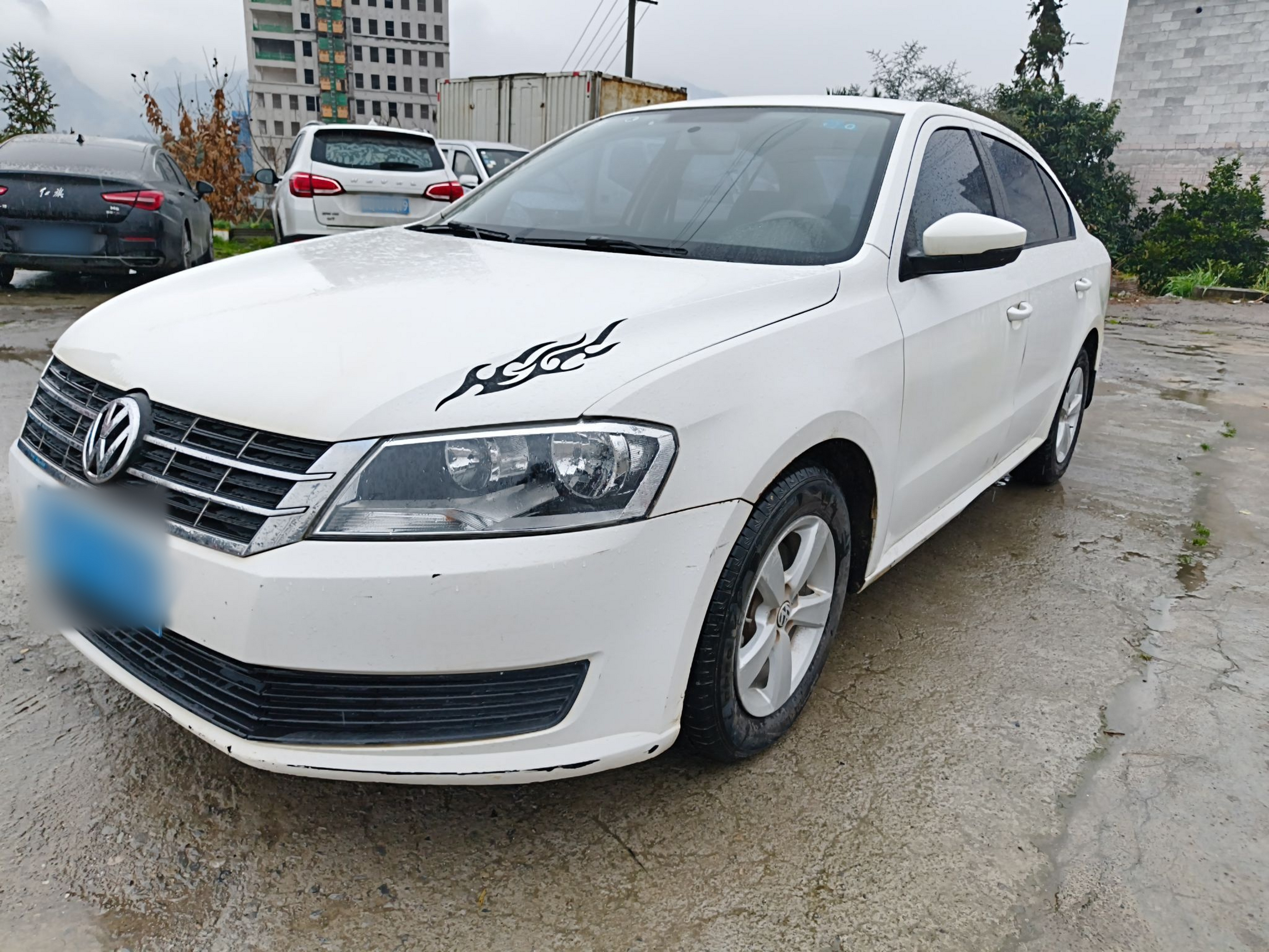 Под передней частью автомобиля