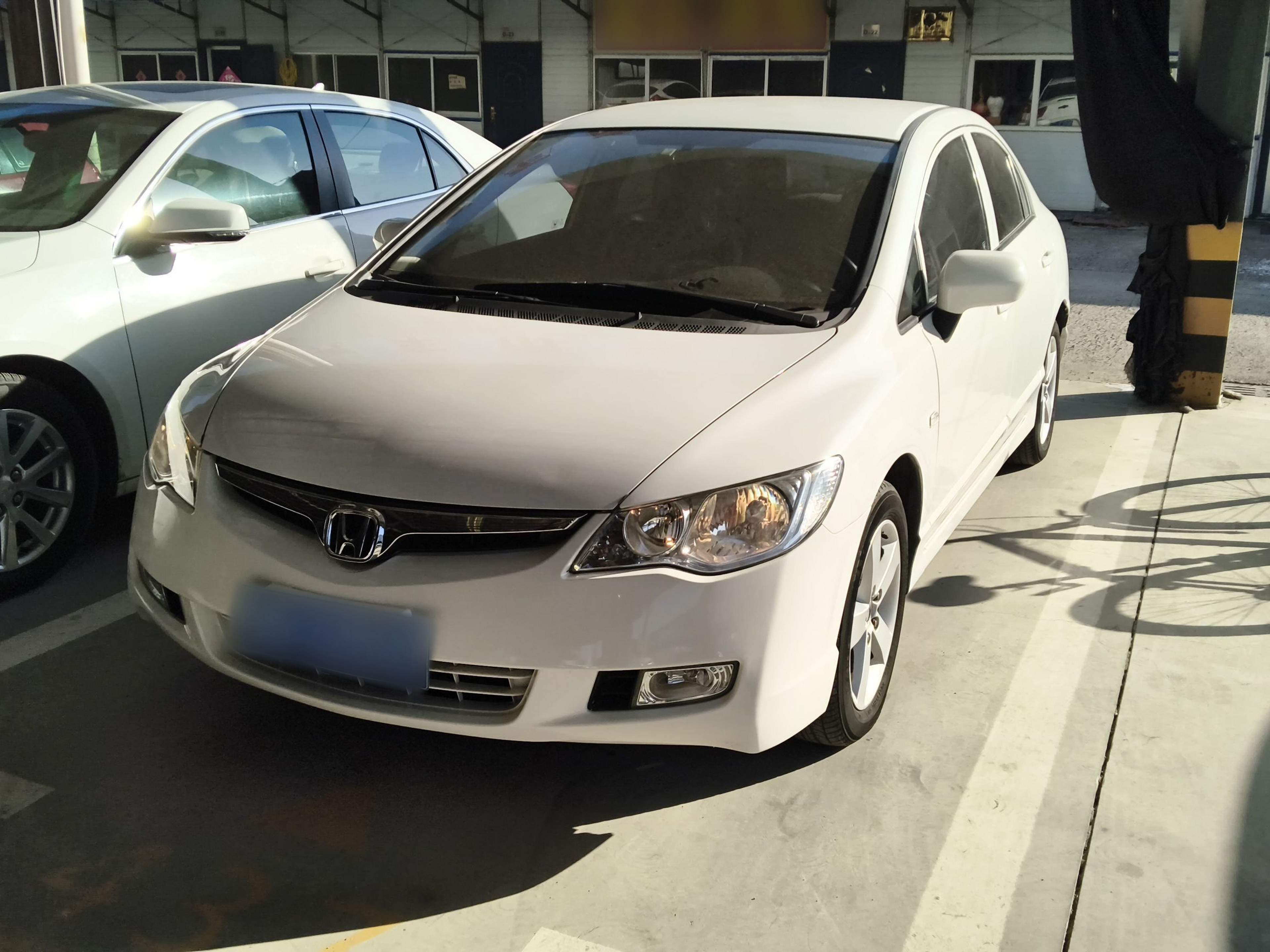 تحت مقدمة السيارة