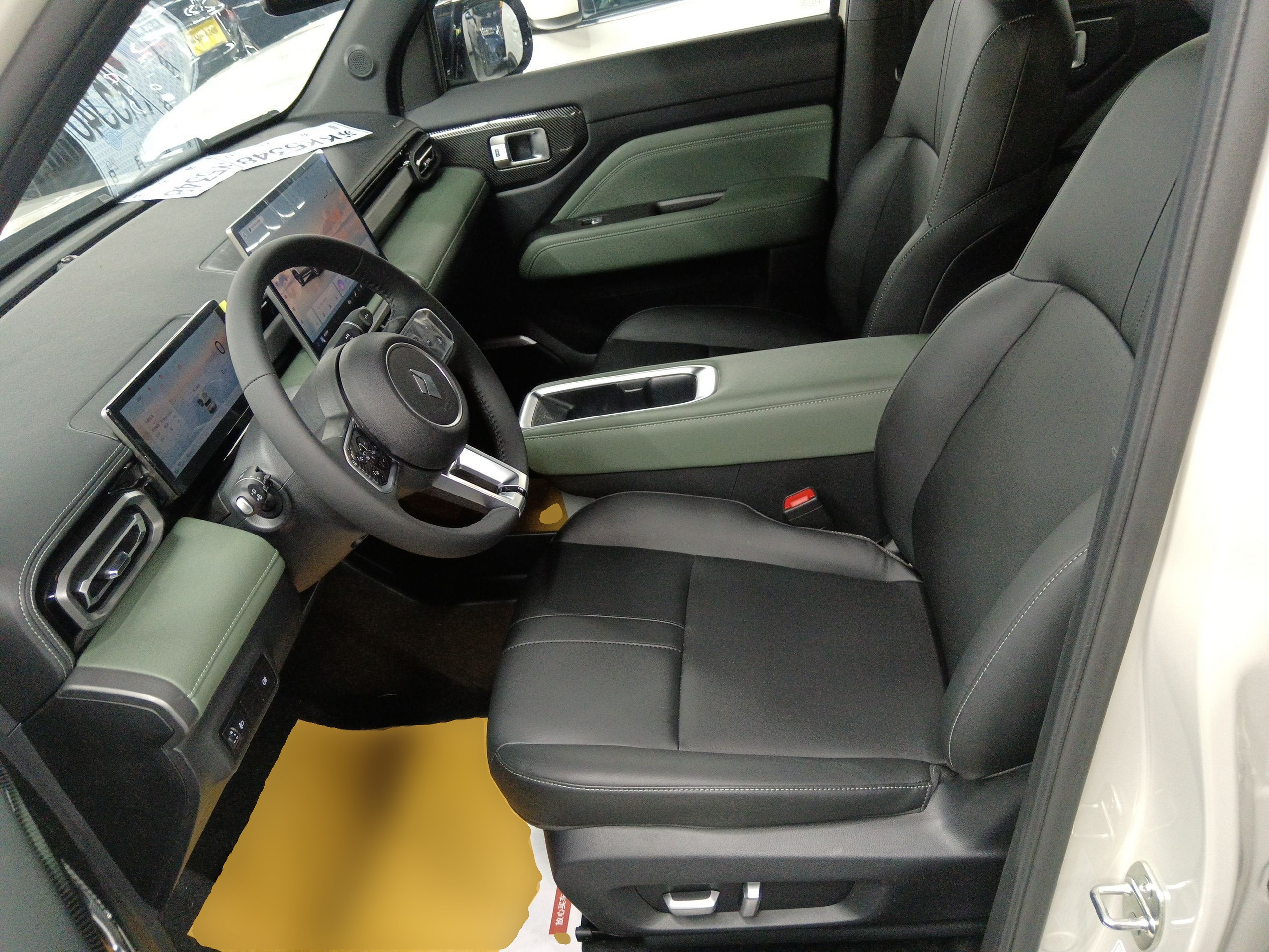 المقاعد الأمامية داخل السيارة