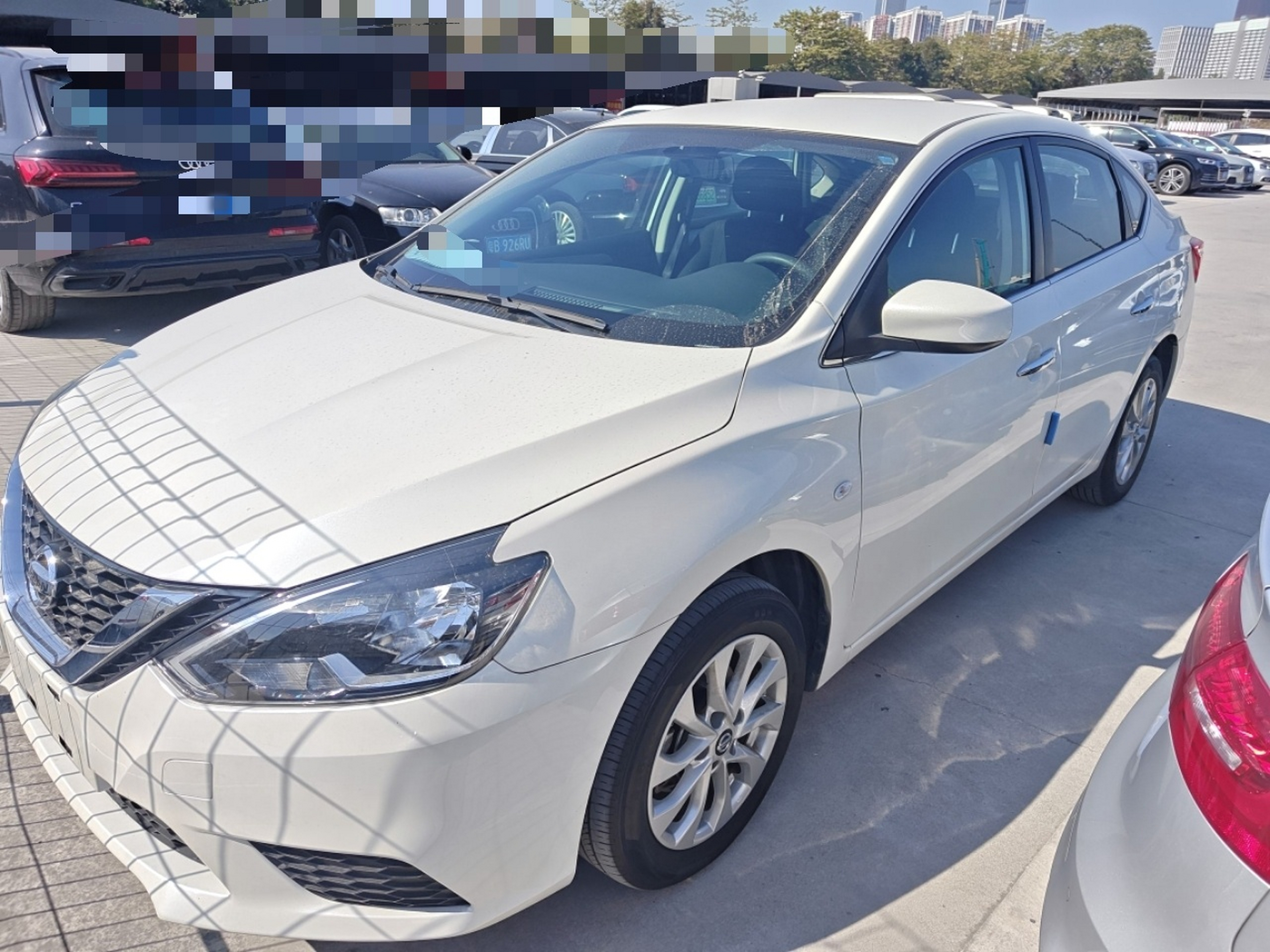 Под передней частью автомобиля