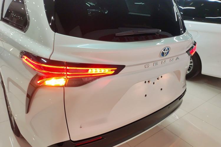 Used Toyota Sienna 2021 2.5L Hybrid Platinum Edition