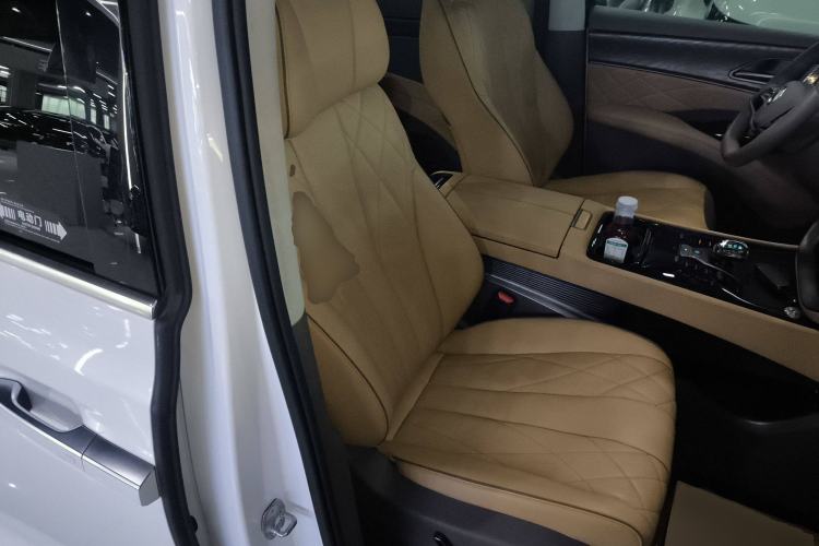 Used Denza D9 2022 DM-i 1040 Prestige Model
