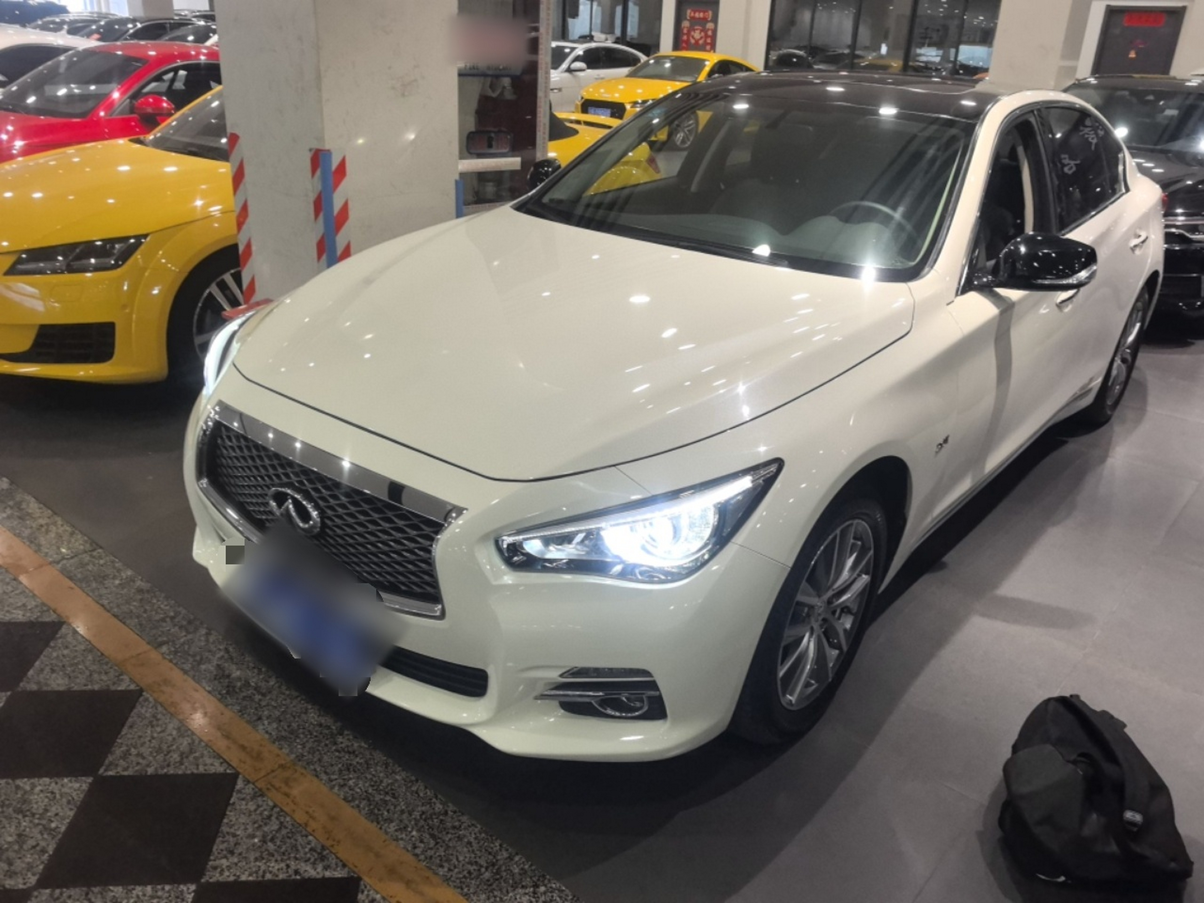 تحت مقدمة السيارة