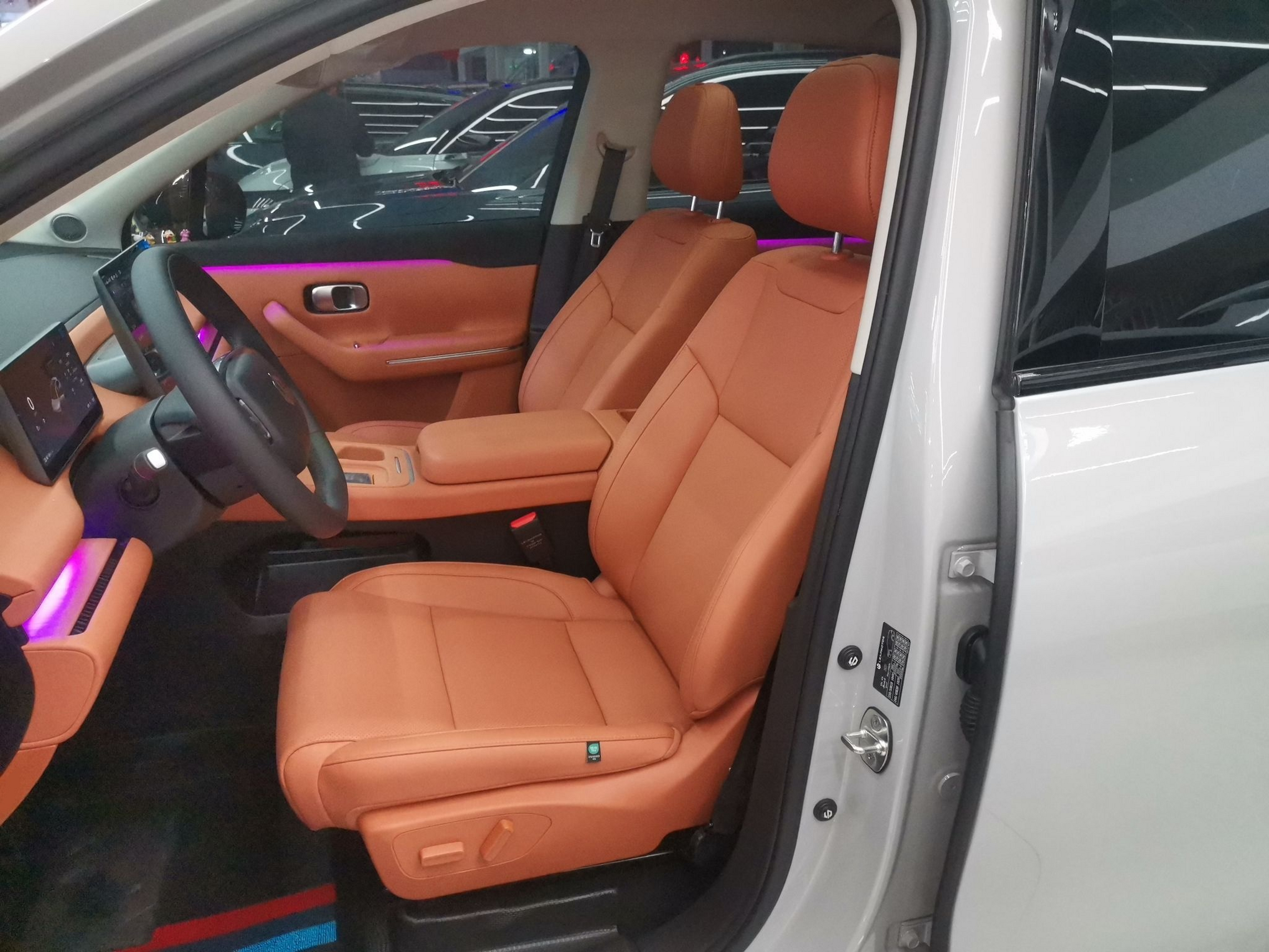 المقاعد الأمامية داخل السيارة