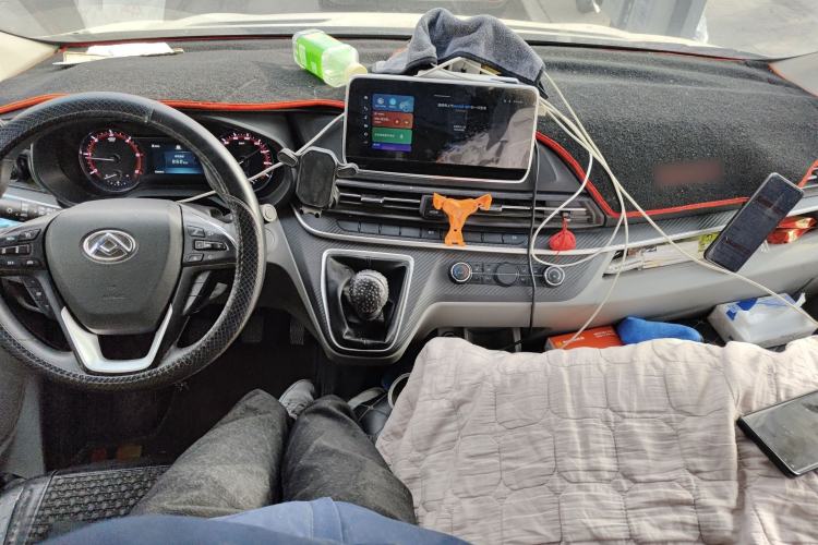 Used SAIC MAXUS Xintu V90 2024 Zhiyun 2.0T Manual Rear-Drive Extended-Wheelbase High-Roof Model with Dual Rear Tires and 3 Seats