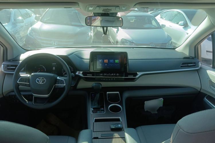 Used Toyota Granvia 2023 2.5L Hybrid Luxury Edition
