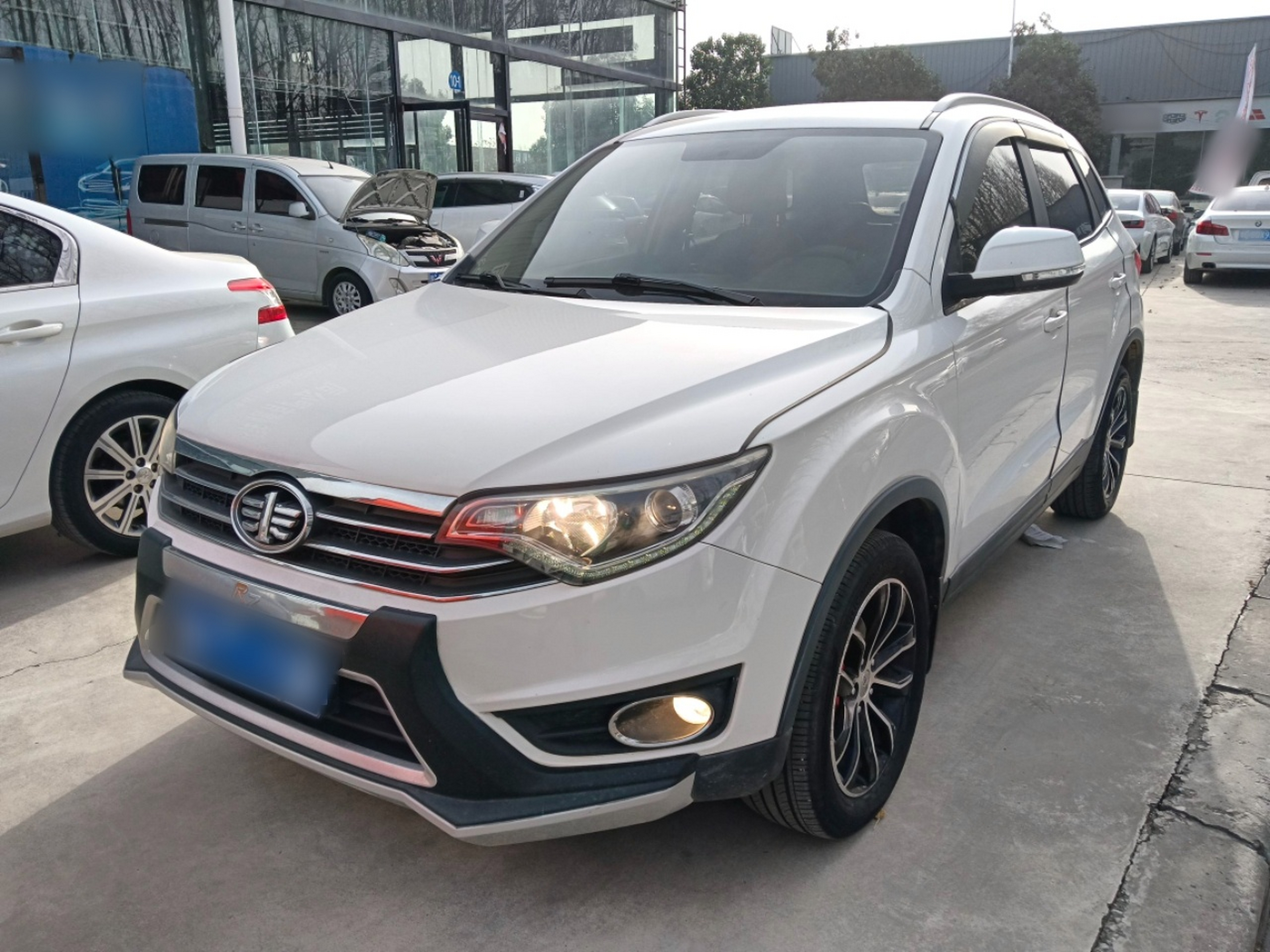 تحت مقدمة السيارة