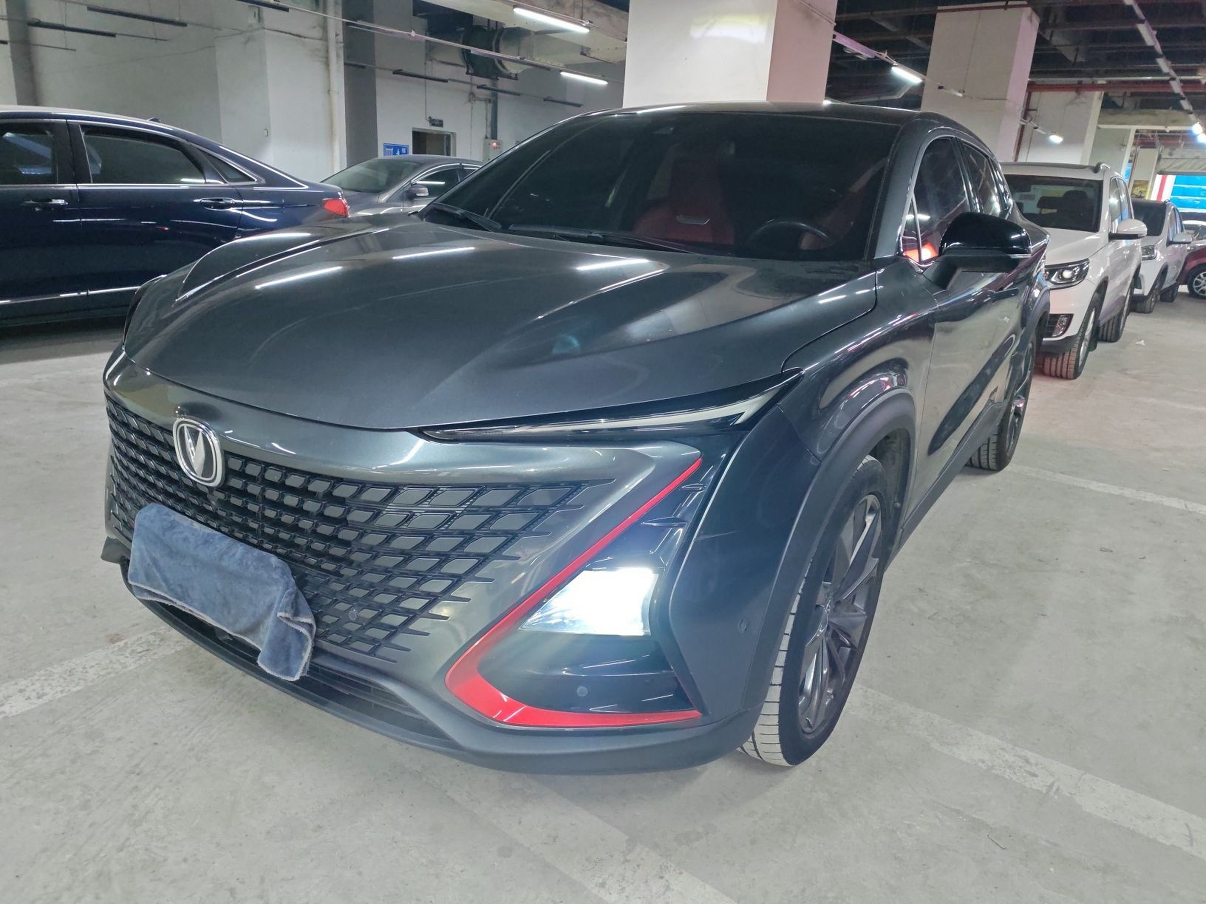 Под передней частью автомобиля