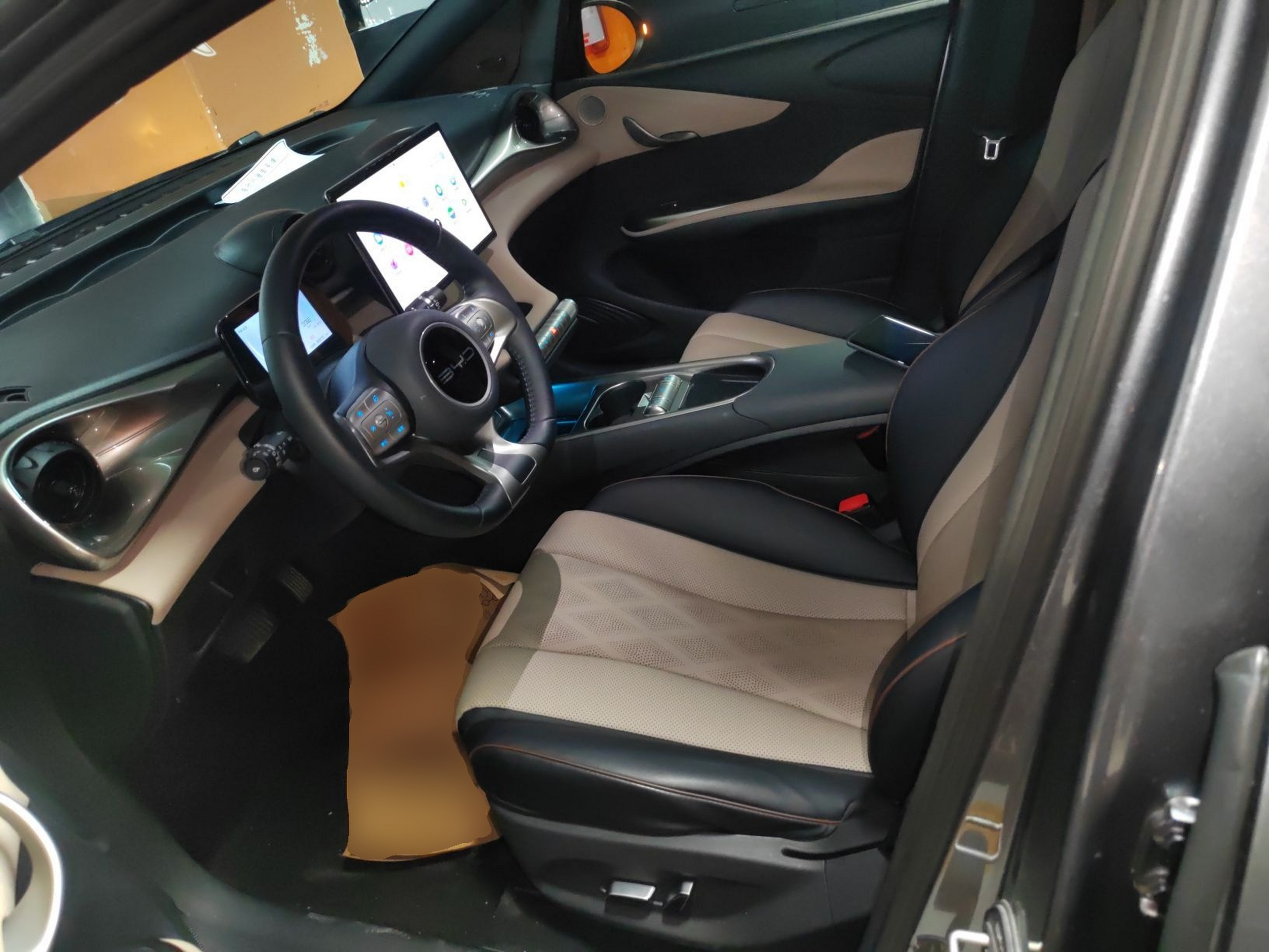 المقاعد الأمامية داخل السيارة