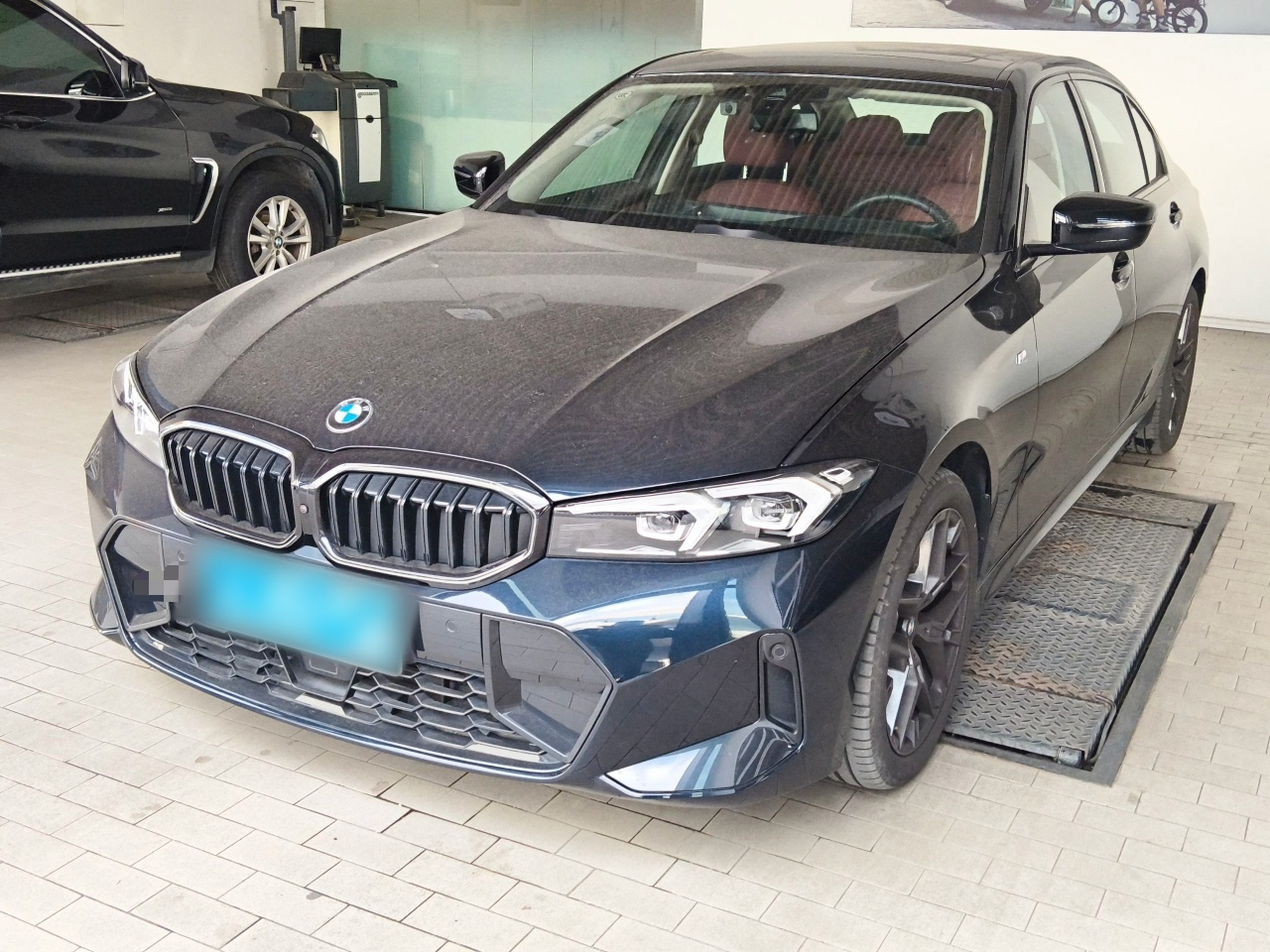 Под передней частью автомобиля