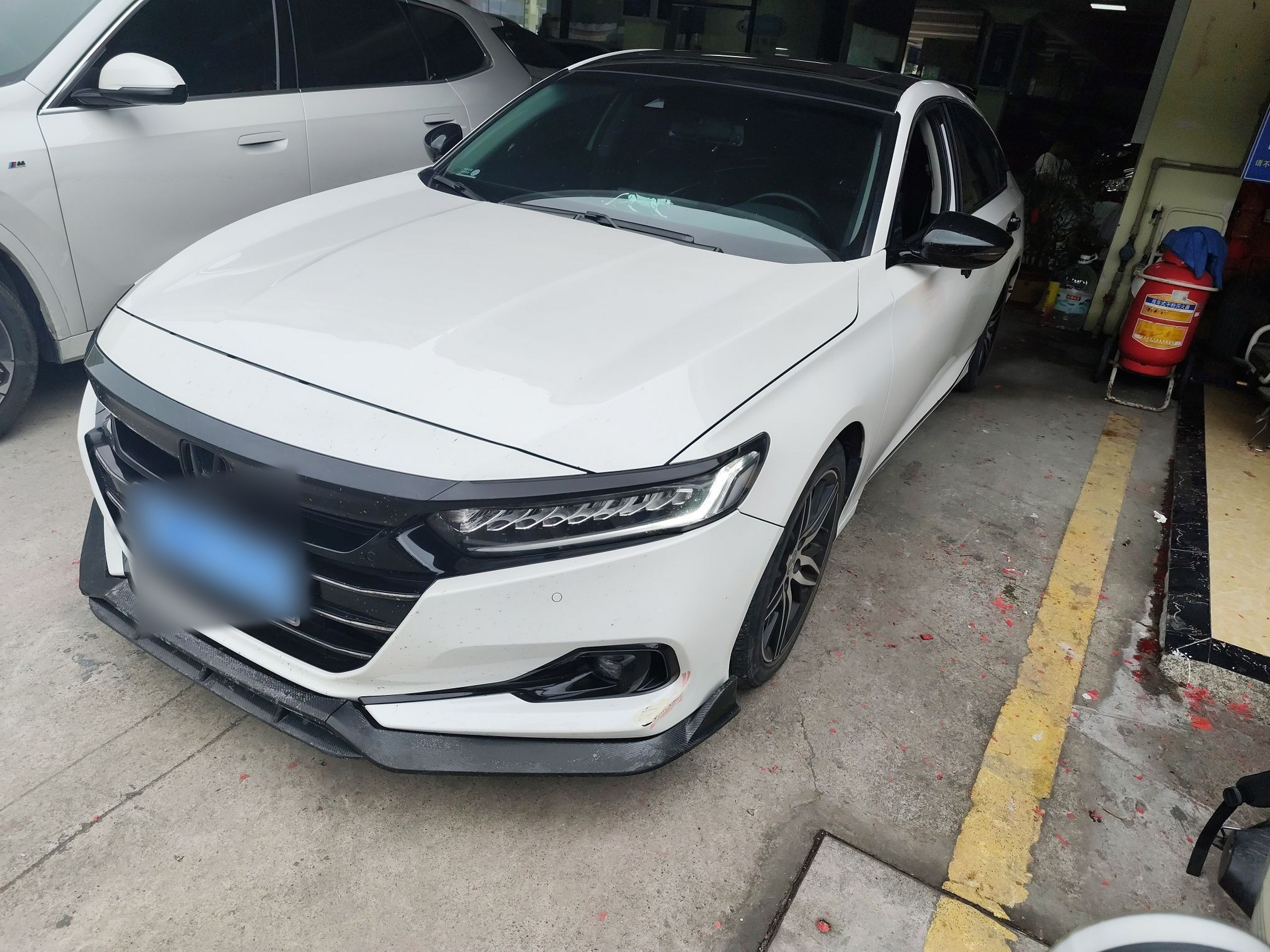 تحت مقدمة السيارة