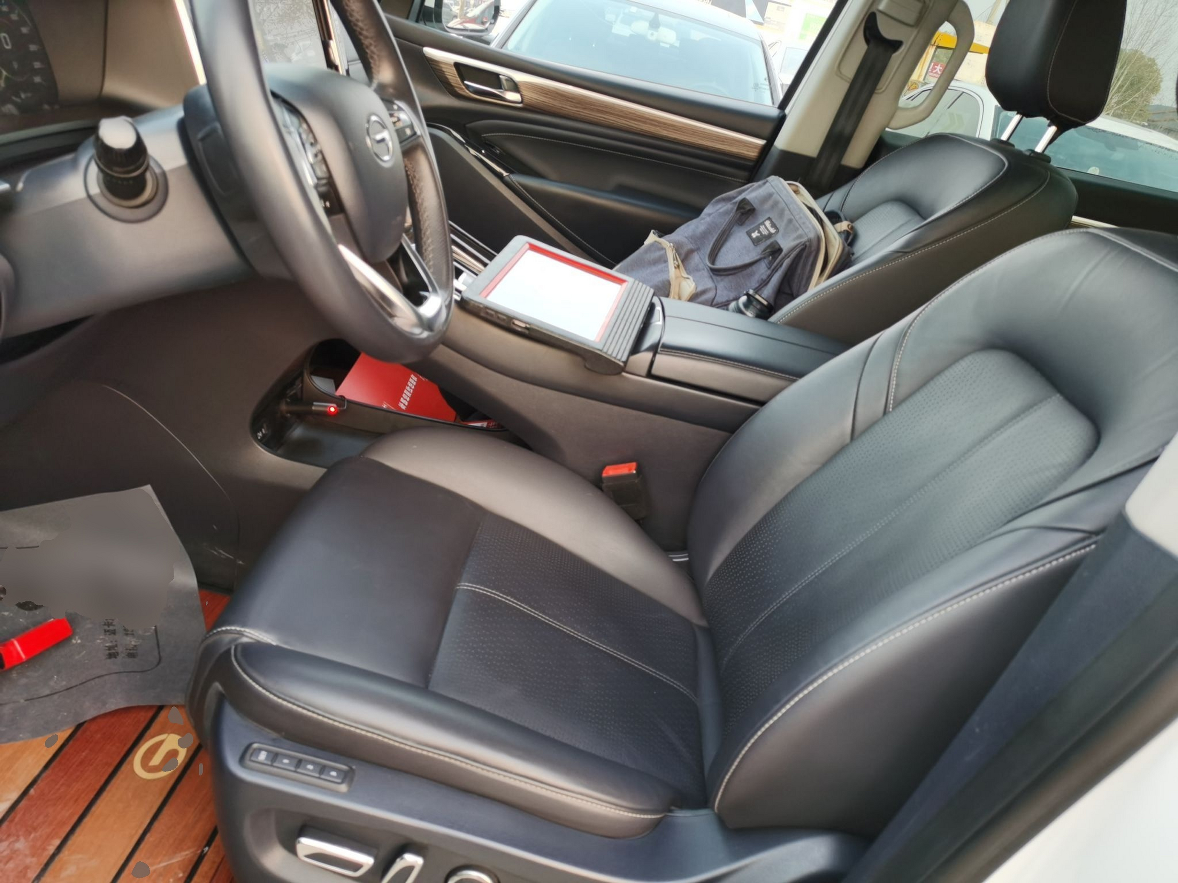 Переднее сиденье в автомобиле